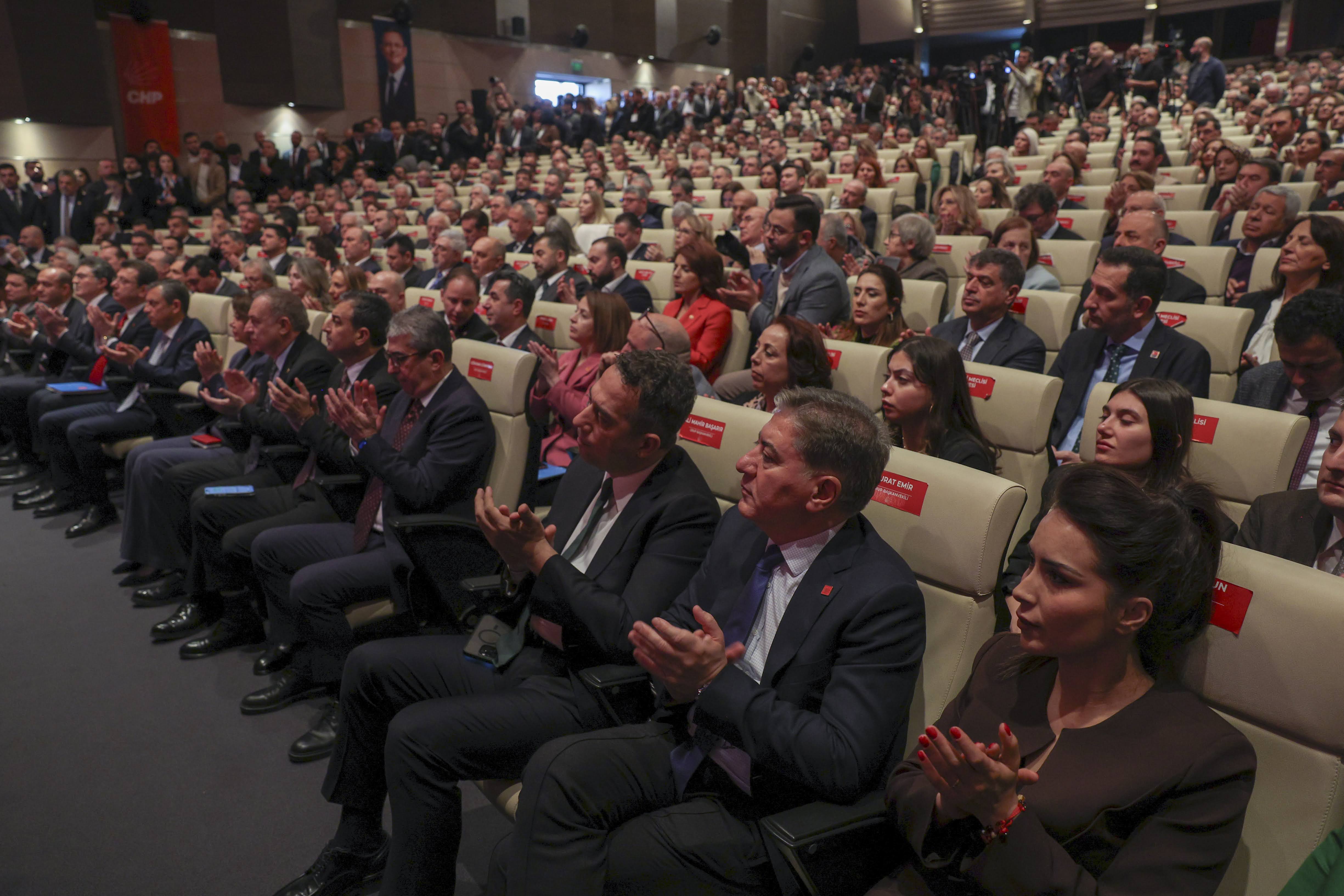 CHP Genel Başkanı Özgür Özel, CHP Grup Başkanvekili Gökhan Günaydın ve İstanbul Büyükşehir Belediye Başkanı ve CHP’nin Cumhurbaşkanlığı ön seçim adayı Ekrem İmamoğlu’nun katılımıyla, Parti Genel Merkezi'nde ''Gel, Seç, Tarihe Geç'' sloganıyla düzenlenen Ön Seçim Toplantısı gerçekleştirildi.