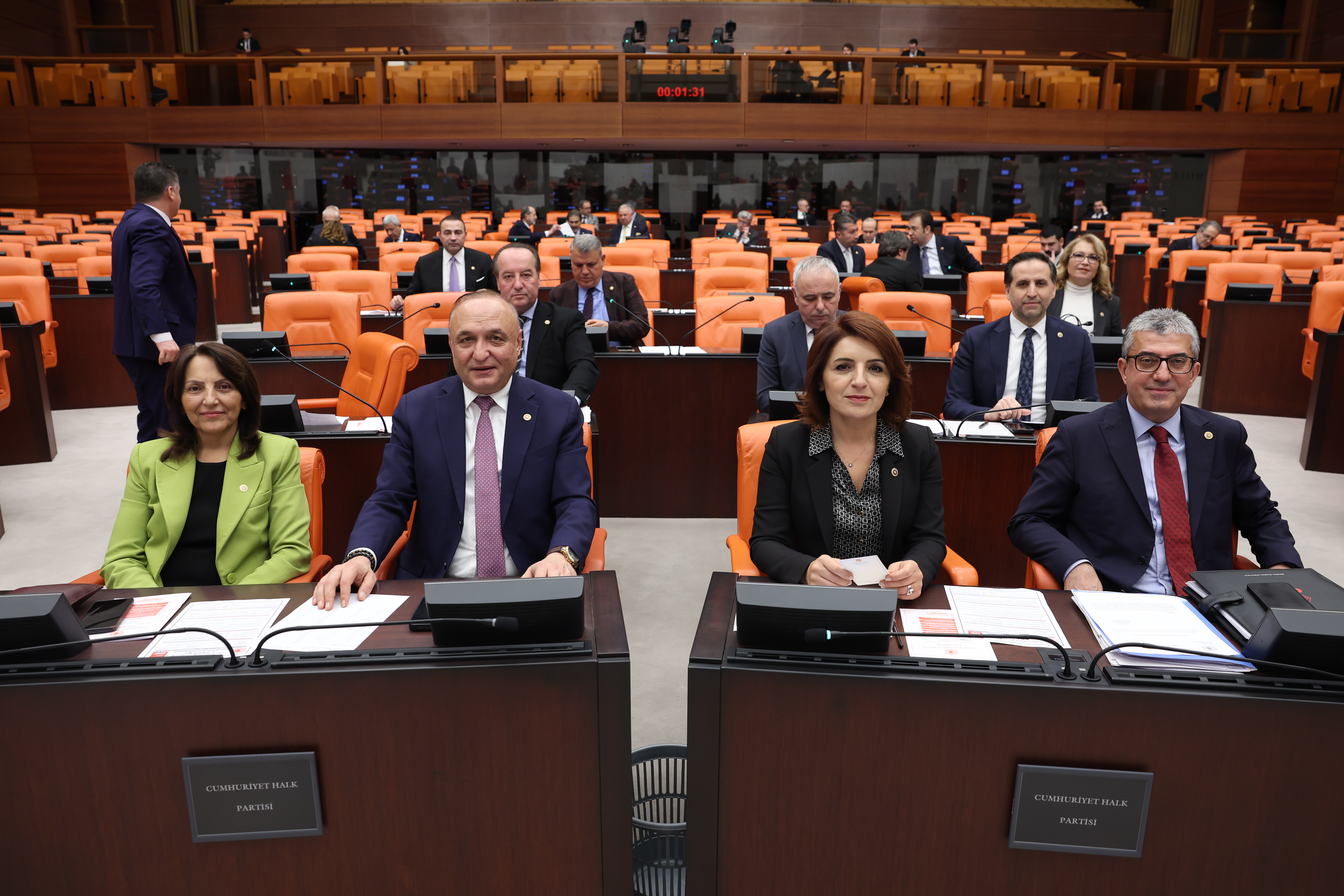 CHP Grup Başkanvekili Gökhan Günaydın, TBMM Genel Kurulu’nda yaptığı konuşmada, Türkiye’nin derin bir ekonomik kriz içinde olduğunu ve halkın yarınını öngöremez hâle geldiğini söyledi.