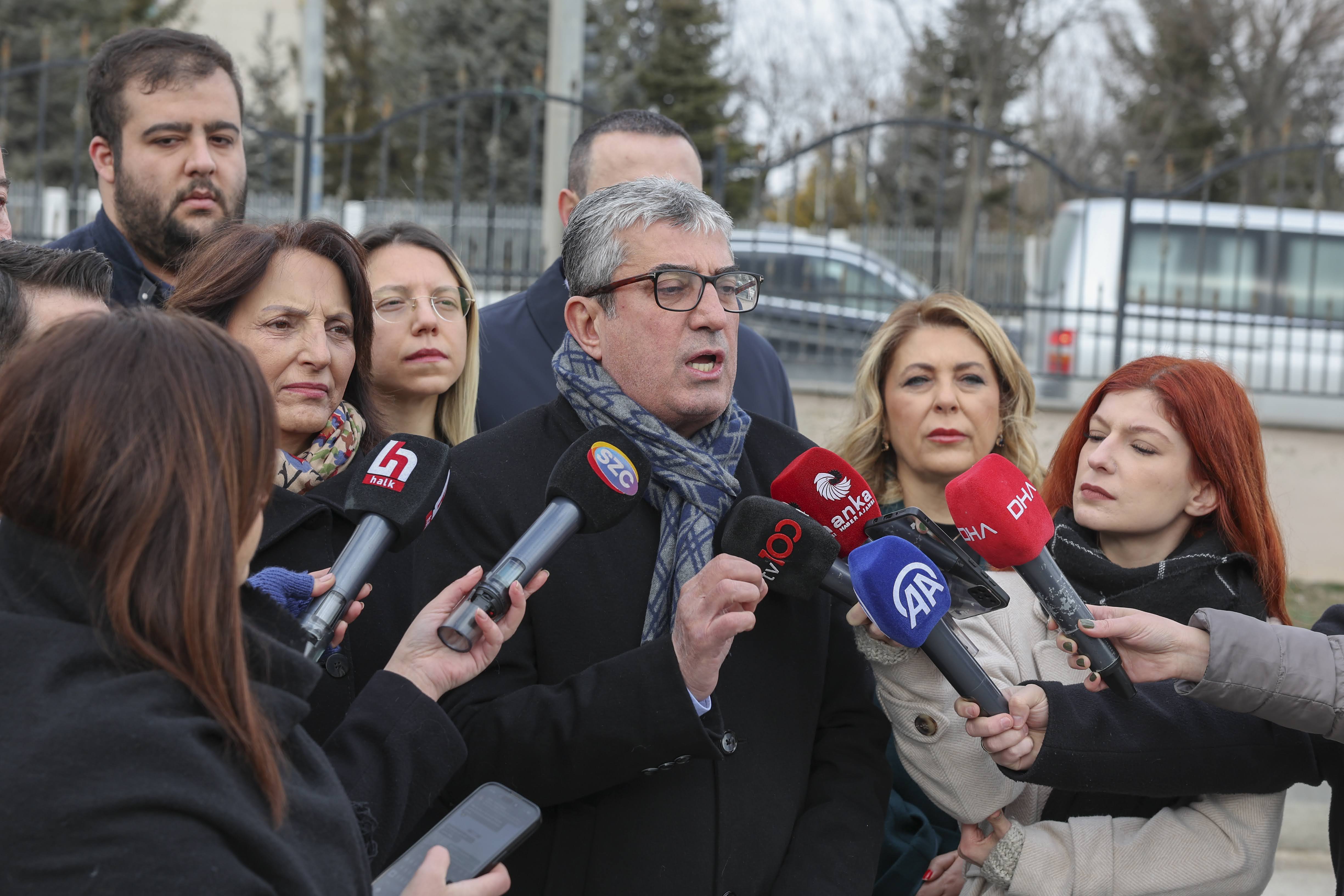 Cumhuriyet Halk Partisi Grup Başkanvekili Gökhan Günaydın CHP'nin üç ayrı konu ile ilgili Anayasa Mahkemesi'ne başvurduğunu bildirdi.
