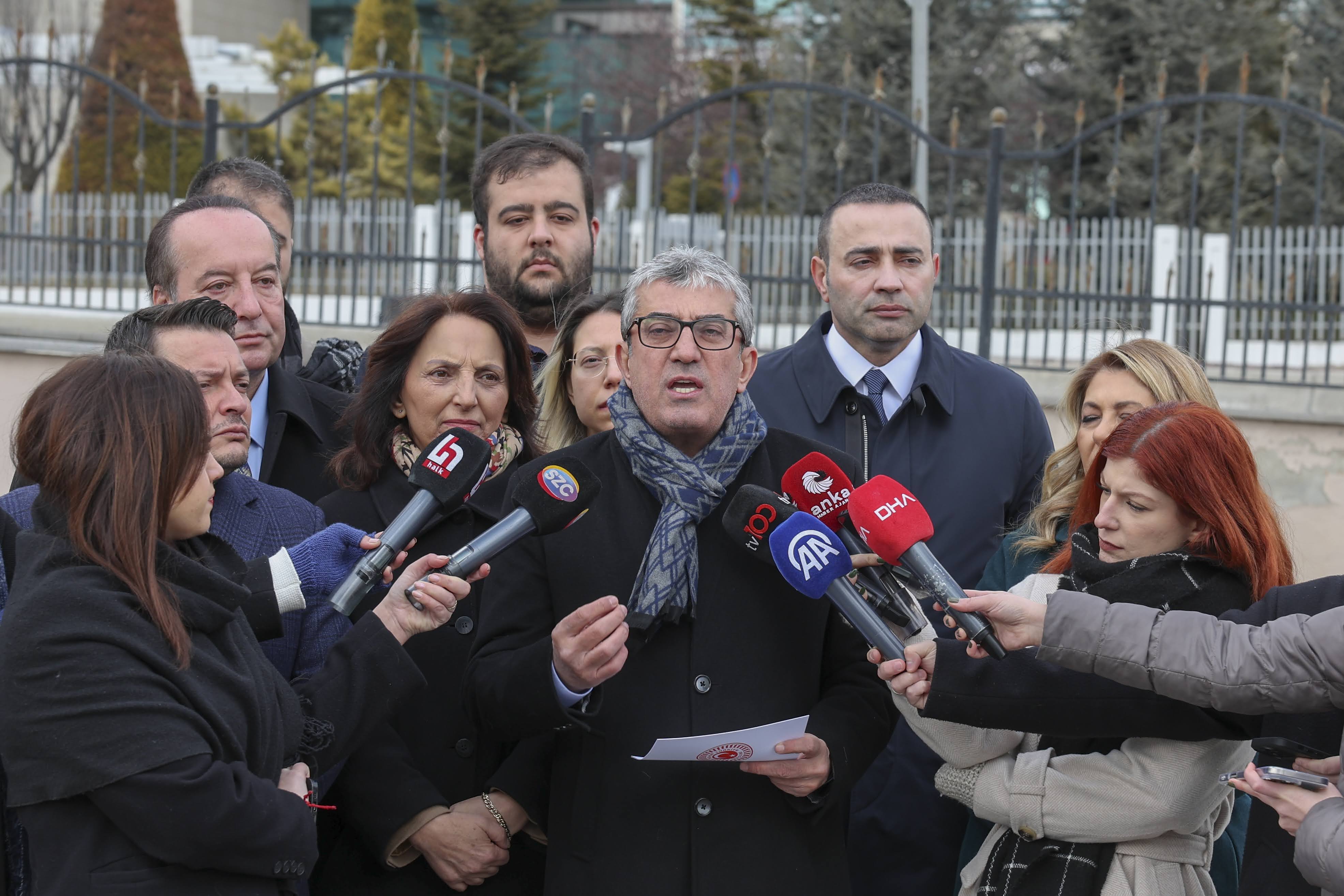 Cumhuriyet Halk Partisi Grup Başkanvekili Gökhan Günaydın CHP'nin üç ayrı konu ile ilgili Anayasa Mahkemesi'ne başvurduğunu bildirdi.