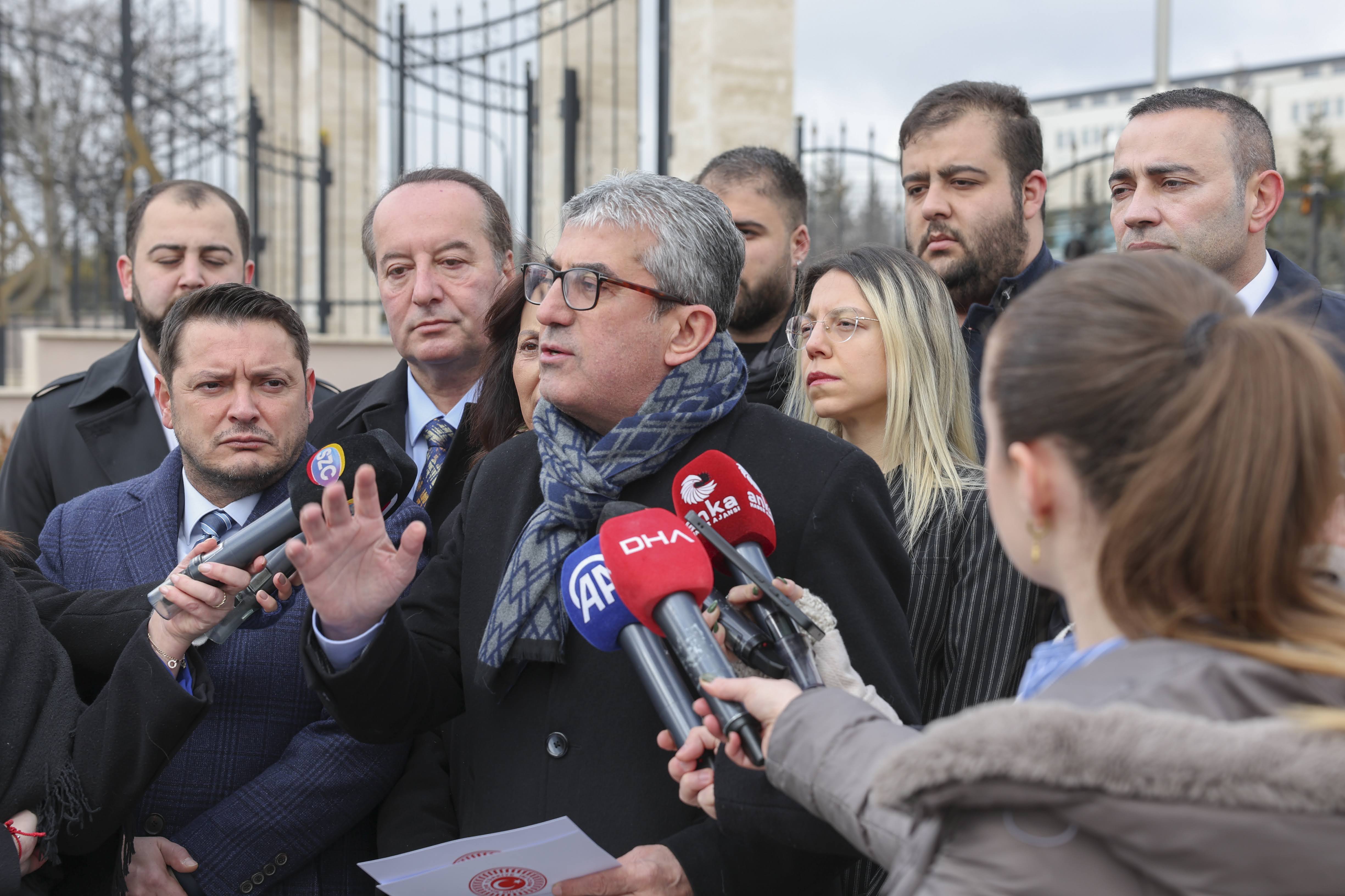 Cumhuriyet Halk Partisi Grup Başkanvekili Gökhan Günaydın CHP'nin üç ayrı konu ile ilgili Anayasa Mahkemesi'ne başvurduğunu bildirdi.