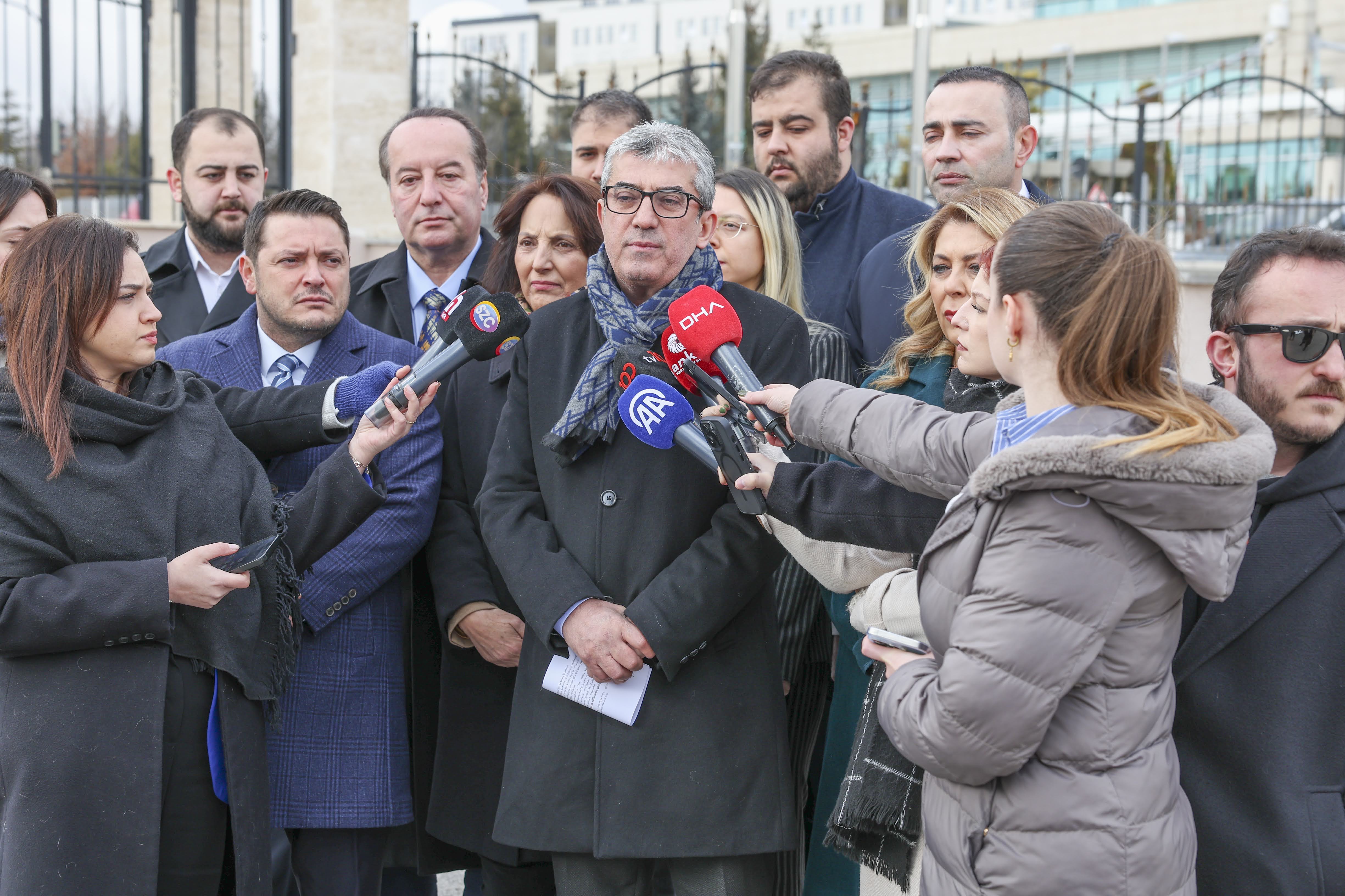 Cumhuriyet Halk Partisi Grup Başkanvekili Gökhan Günaydın CHP'nin üç ayrı konu ile ilgili Anayasa Mahkemesi'ne başvurduğunu bildirdi.