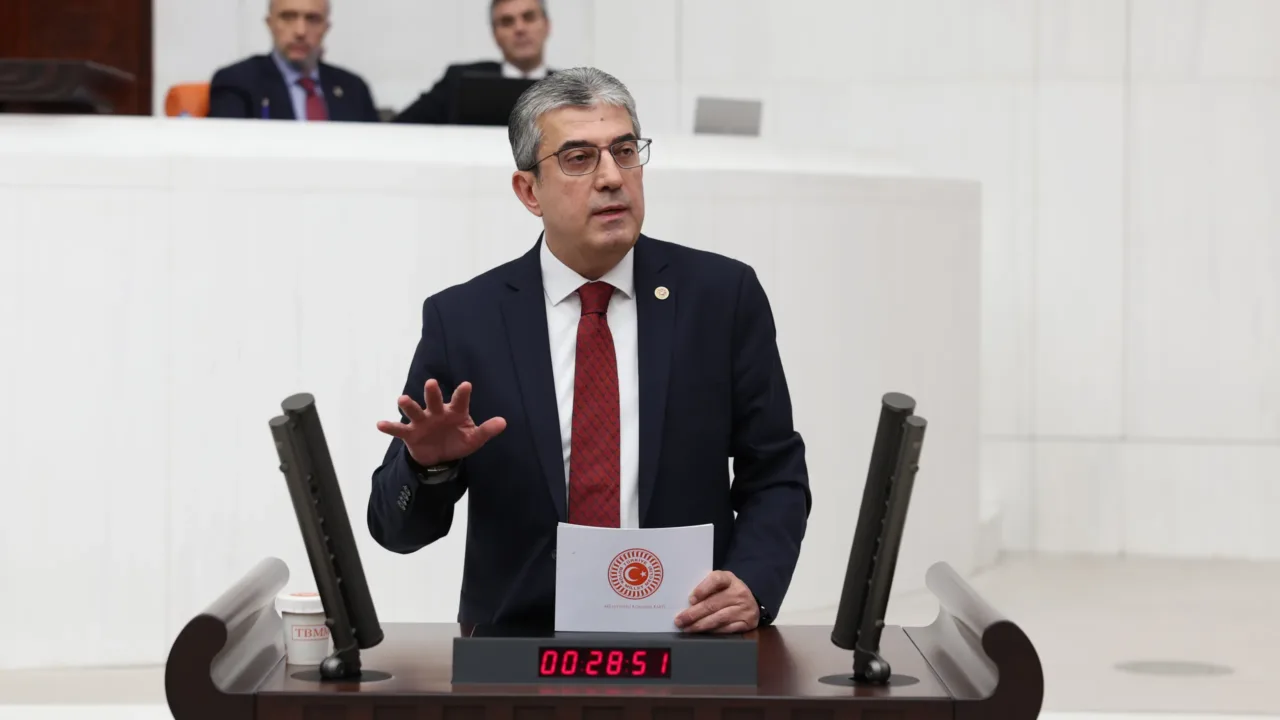 CHP Grup Başkanvekili Gökhan Günaydın, Silivri'de tutuklu bulunan İBB Başkanı Ekrem İmamoğlu'na destek eylemlerine katılan 8 kişiyi 'delil yetersizliği' nedeniyle serbest bırakan hakimin başına neler geldiğini anlattı.