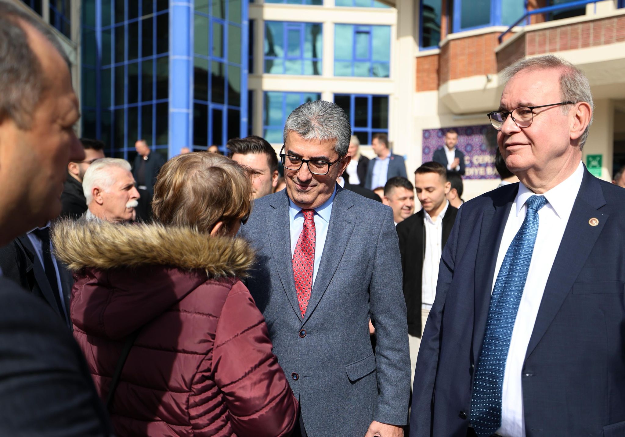 Çerkezköy’de Güveniş Caddesi ve Kızılpınar Mahallesi’nde hizmet verecek Halk Et şubelerinin açılışı, eş zamanlı düzenlenen törenle gerçekleştirildi.