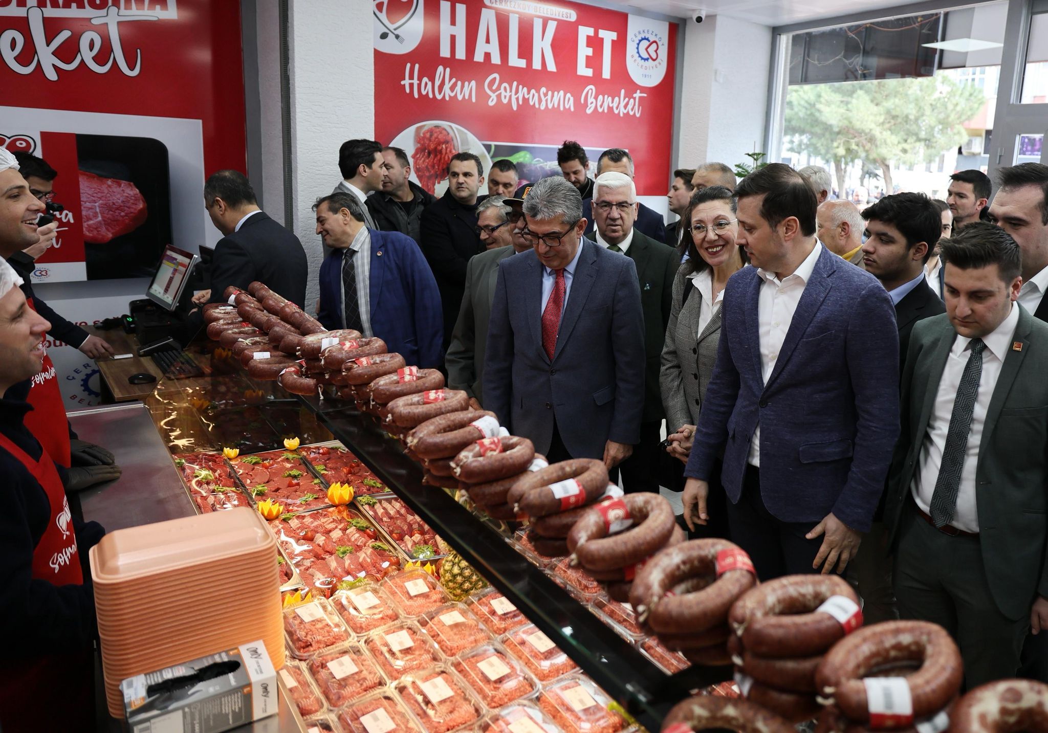 Çerkezköy’de Güveniş Caddesi ve Kızılpınar Mahallesi’nde hizmet verecek Halk Et şubelerinin açılışı, eş zamanlı düzenlenen törenle gerçekleştirildi.