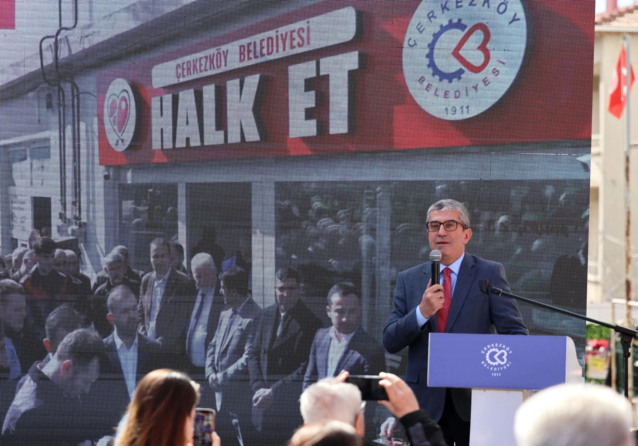 Çerkezköy'de Güveniş Caddesi ve Kızılpınar Mahallesi'nde hizmet verecek Halk Et şubelerinin açılışı, eş zamanlı düzenlenen törenle gerçekleştirildi.