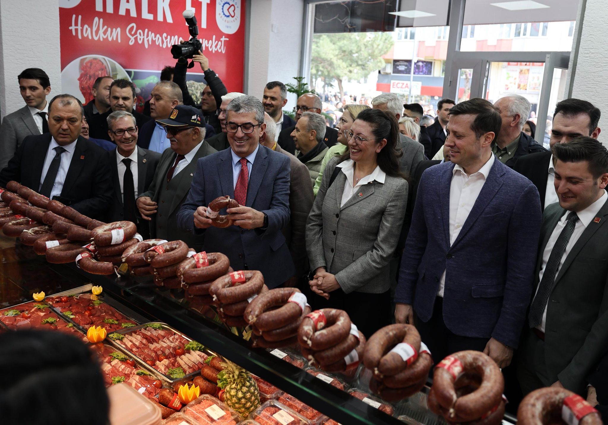 Çerkezköy’de Güveniş Caddesi ve Kızılpınar Mahallesi’nde hizmet verecek Halk Et şubelerinin açılışı, eş zamanlı düzenlenen törenle gerçekleştirildi.