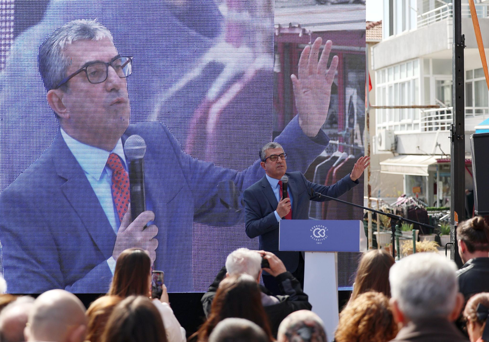 Çerkezköy’de Güveniş Caddesi ve Kızılpınar Mahallesi’nde hizmet verecek Halk Et şubelerinin açılışı, eş zamanlı düzenlenen törenle gerçekleştirildi.