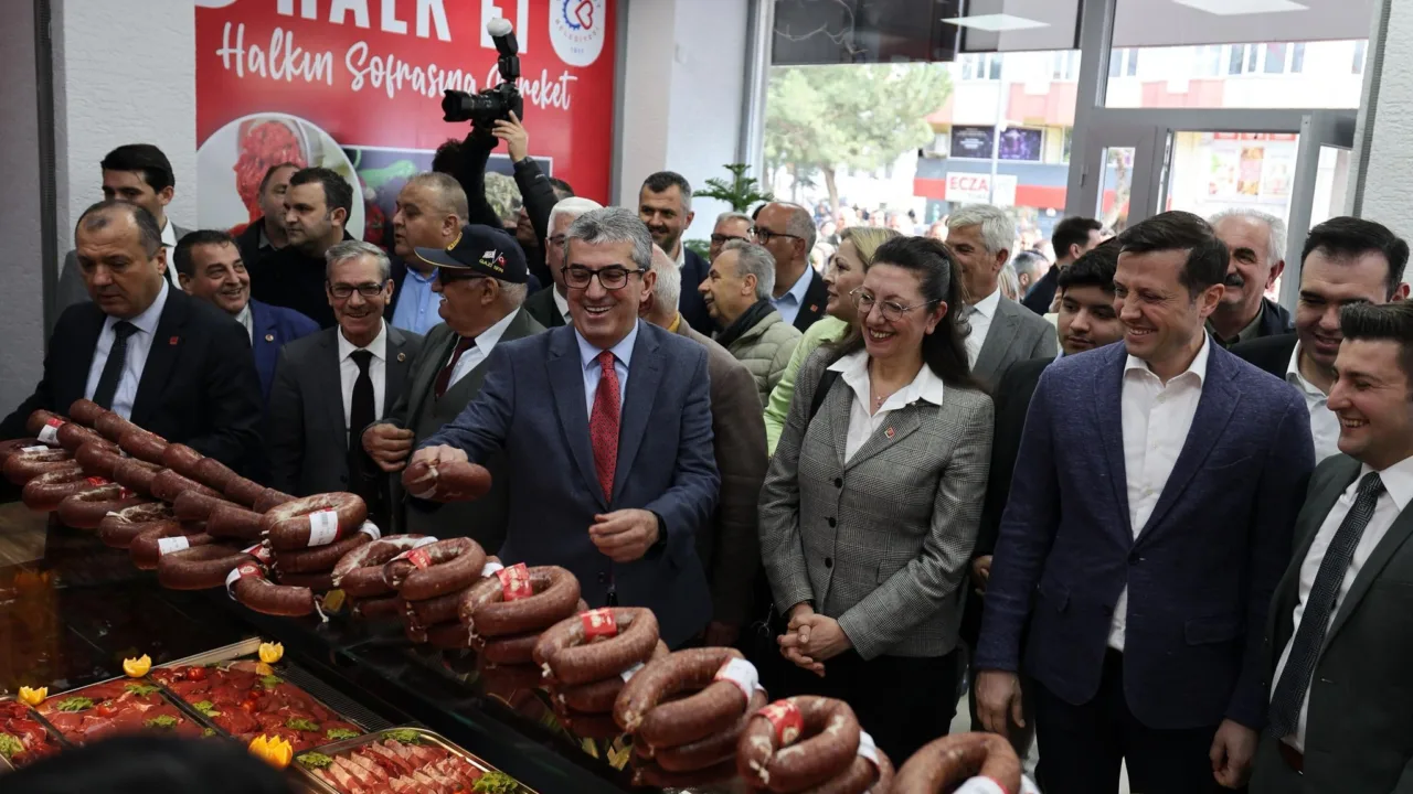 Çerkezköy’de Güveniş Caddesi ve Kızılpınar Mahallesi’nde hizmet verecek Halk Et şubelerinin açılışı, eş zamanlı düzenlenen törenle gerçekleştirildi.