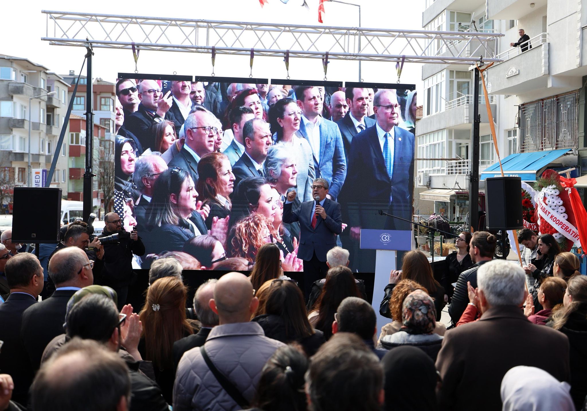 Çerkezköy’de Güveniş Caddesi ve Kızılpınar Mahallesi’nde hizmet verecek Halk Et şubelerinin açılışı, eş zamanlı düzenlenen törenle gerçekleştirildi.