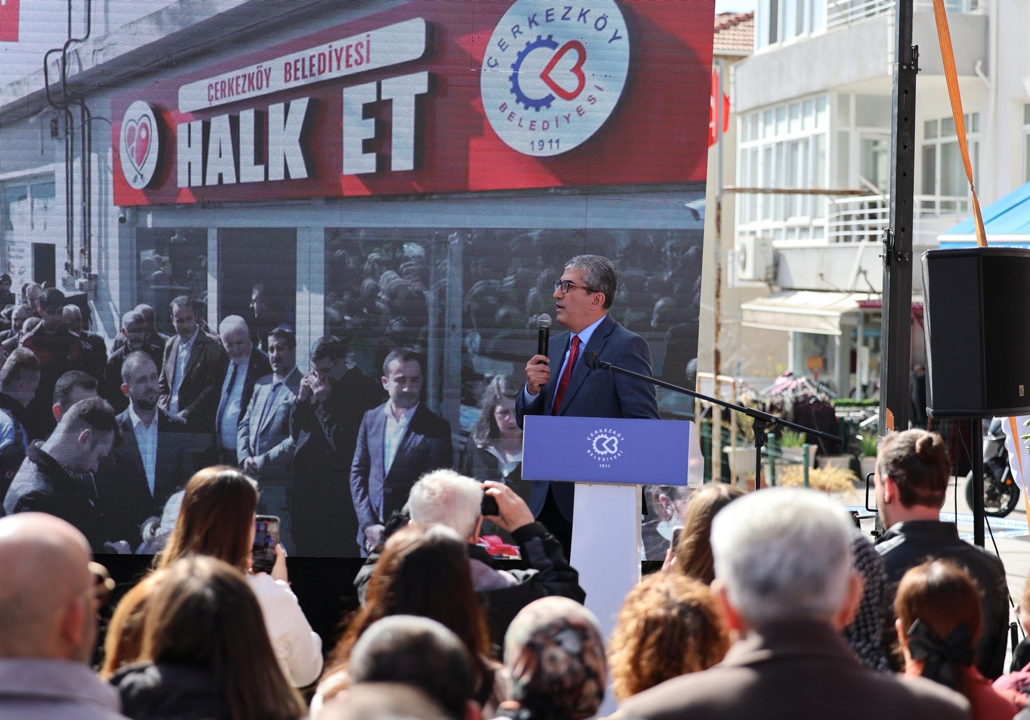Çerkezköy’de Güveniş Caddesi ve Kızılpınar Mahallesi’nde hizmet verecek Halk Et şubelerinin açılışı, eş zamanlı düzenlenen törenle gerçekleştirildi.