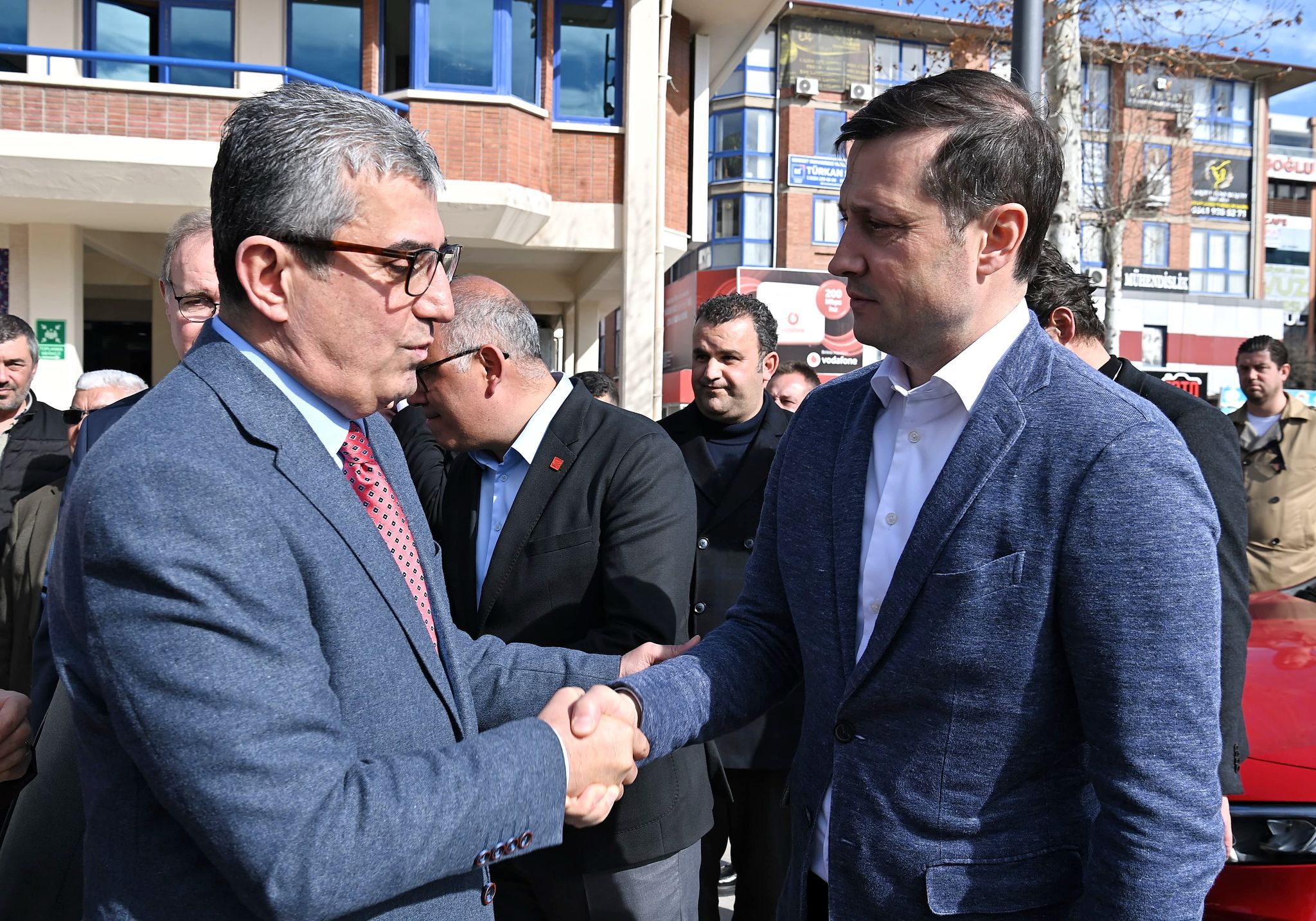 Çerkezköy’de Güveniş Caddesi ve Kızılpınar Mahallesi’nde hizmet verecek Halk Et şubelerinin açılışı, eş zamanlı düzenlenen törenle gerçekleştirildi.