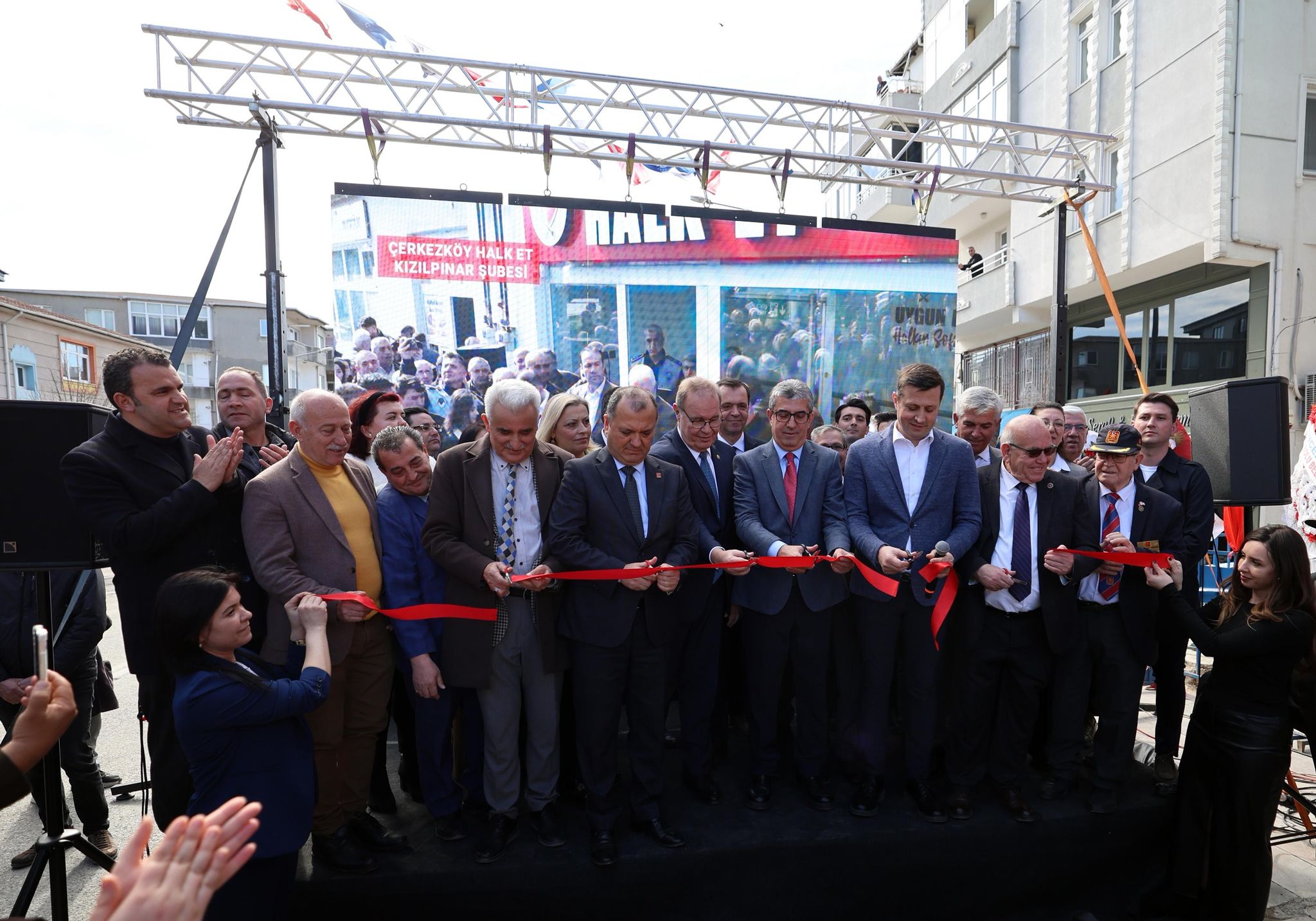 Çerkezköy’de Güveniş Caddesi ve Kızılpınar Mahallesi’nde hizmet verecek Halk Et şubelerinin açılışı, eş zamanlı düzenlenen törenle gerçekleştirildi.