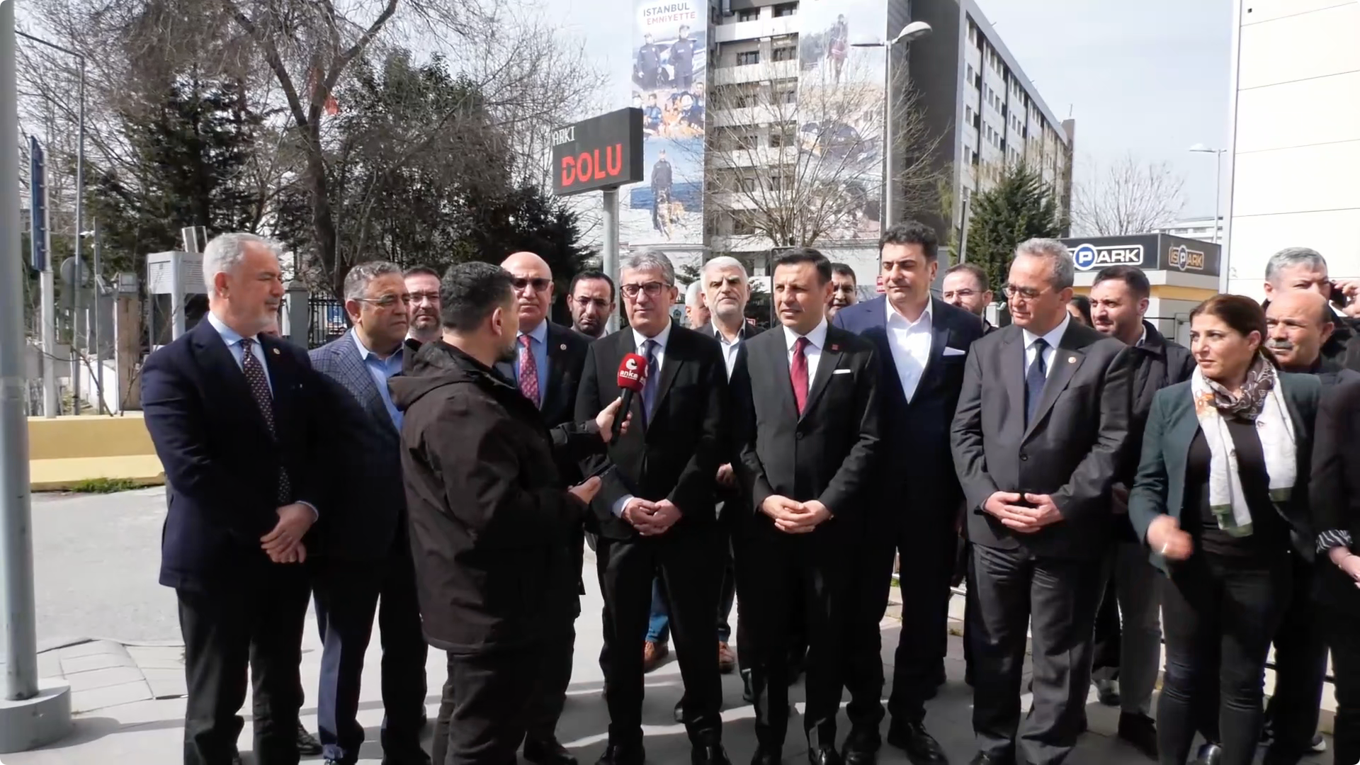 PKK'yı artık bir terör örgütünden saymayan, dolayısıyla yerine yeni bir terör örgütü ikame etmeye çalışan, o terör örgütü ile de Cumhuriyet Halk Partisi'ni ilişkilendirmeye çalışan bir kötücül akıl ile karşı karşıyayız.