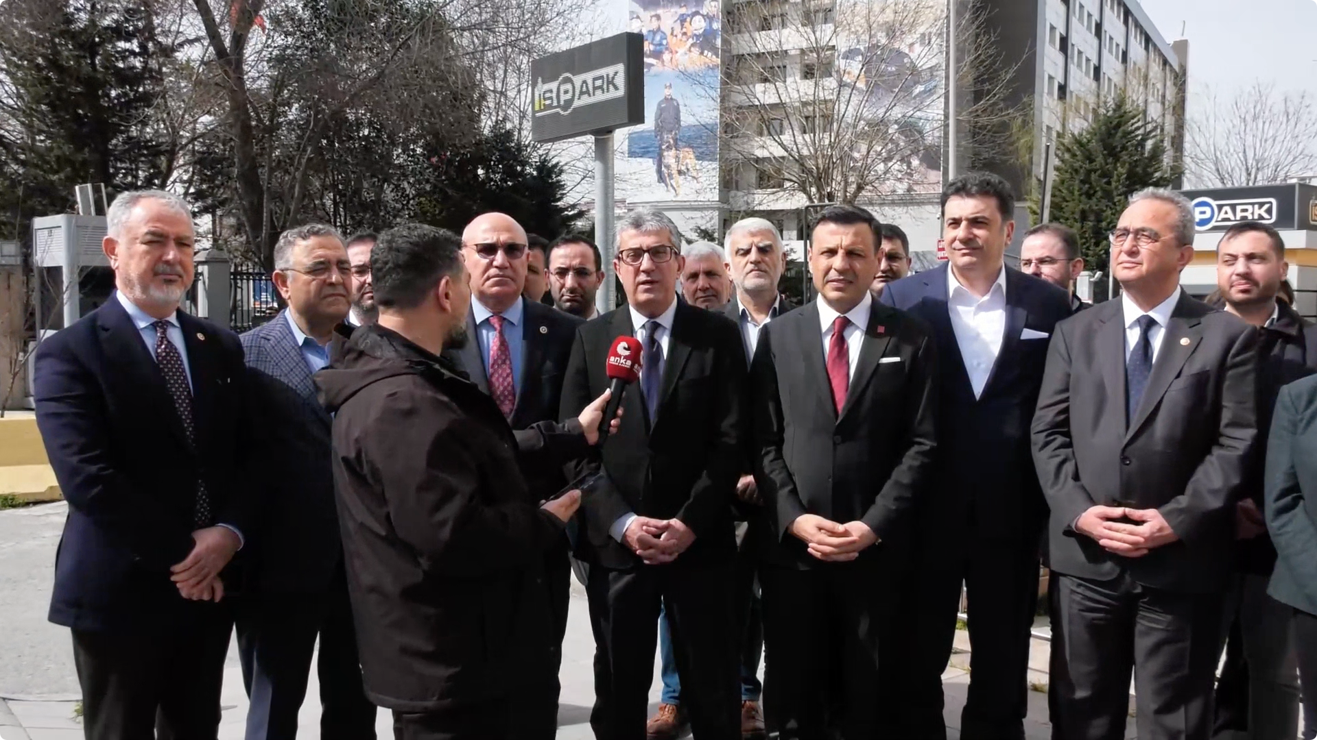 PKK'yı artık bir terör örgütünden saymayan, dolayısıyla yerine yeni bir terör örgütü ikame etmeye çalışan, o terör örgütü ile de Cumhuriyet Halk Partisi'ni ilişkilendirmeye çalışan bir kötücül akıl ile karşı karşıyayız.