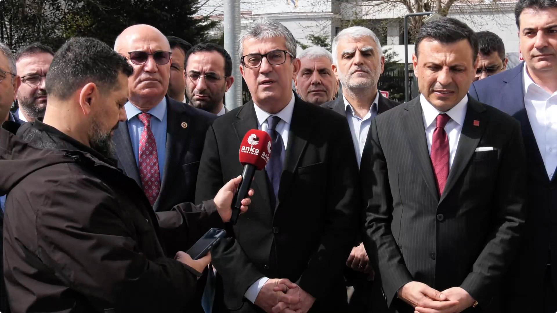 PKK'yı artık bir terör örgütünden saymayan, dolayısıyla yerine yeni bir terör örgütü ikame etmeye çalışan, o terör örgütü ile de Cumhuriyet Halk Partisi'ni ilişkilendirmeye çalışan bir kötücül akıl ile karşı karşıyayız.