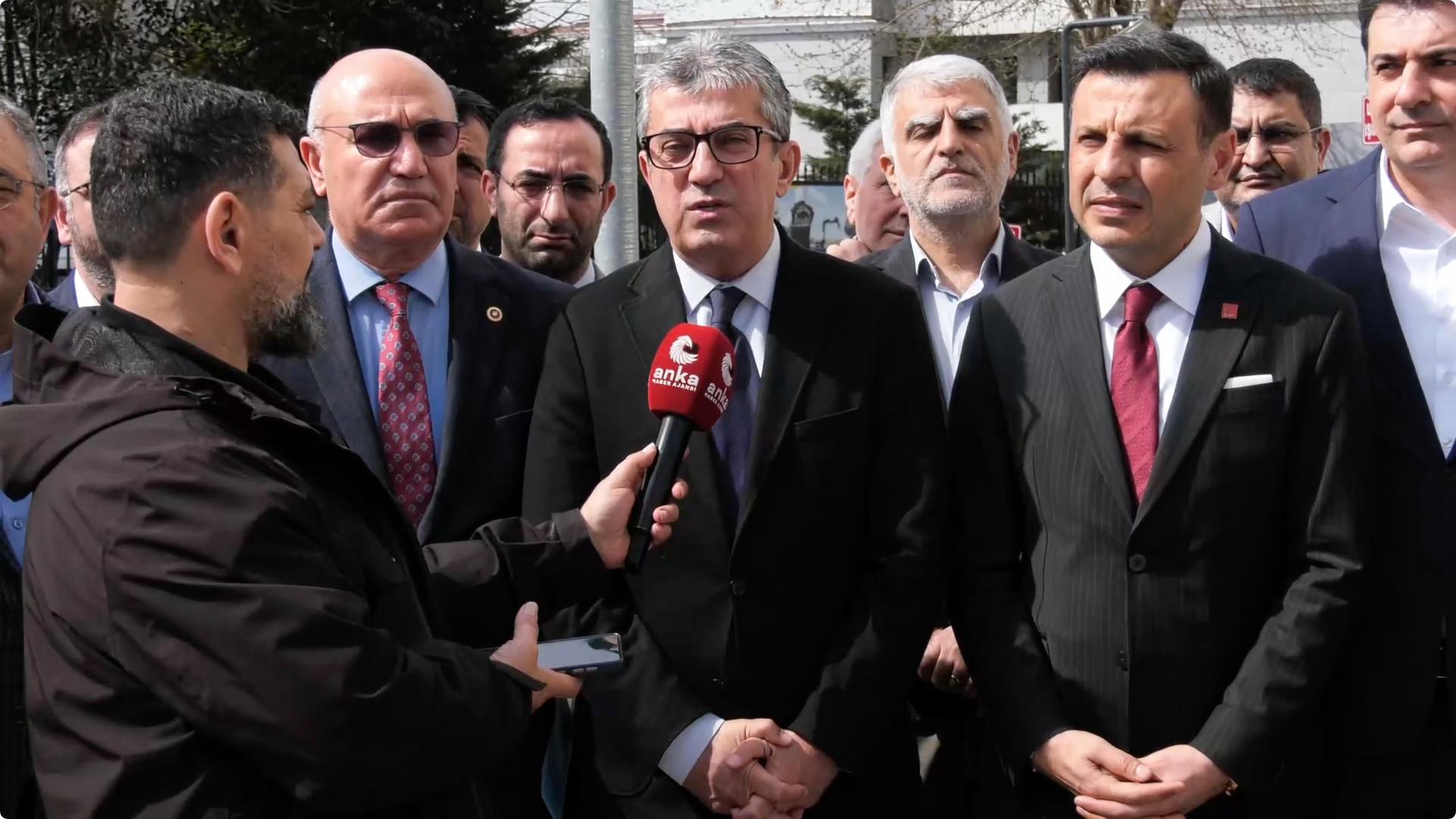 PKK'yı artık bir terör örgütünden saymayan, dolayısıyla yerine yeni bir terör örgütü ikame etmeye çalışan, o terör örgütü ile de Cumhuriyet Halk Partisi'ni ilişkilendirmeye çalışan bir kötücül akıl ile karşı karşıyayız.