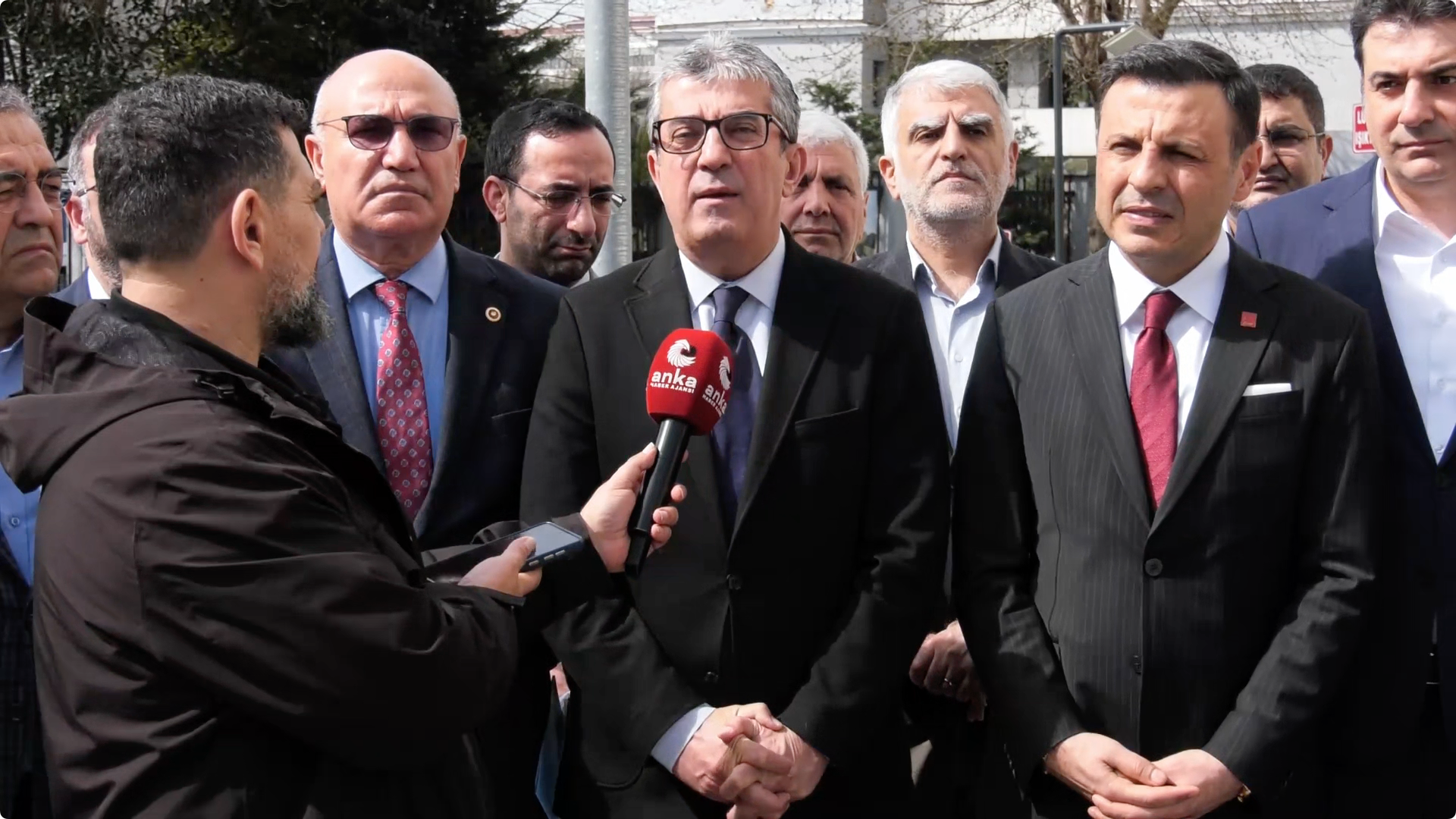 PKK'yı artık bir terör örgütünden saymayan, dolayısıyla yerine yeni bir terör örgütü ikame etmeye çalışan, o terör örgütü ile de Cumhuriyet Halk Partisi'ni ilişkilendirmeye çalışan bir kötücül akıl ile karşı karşıyayız.