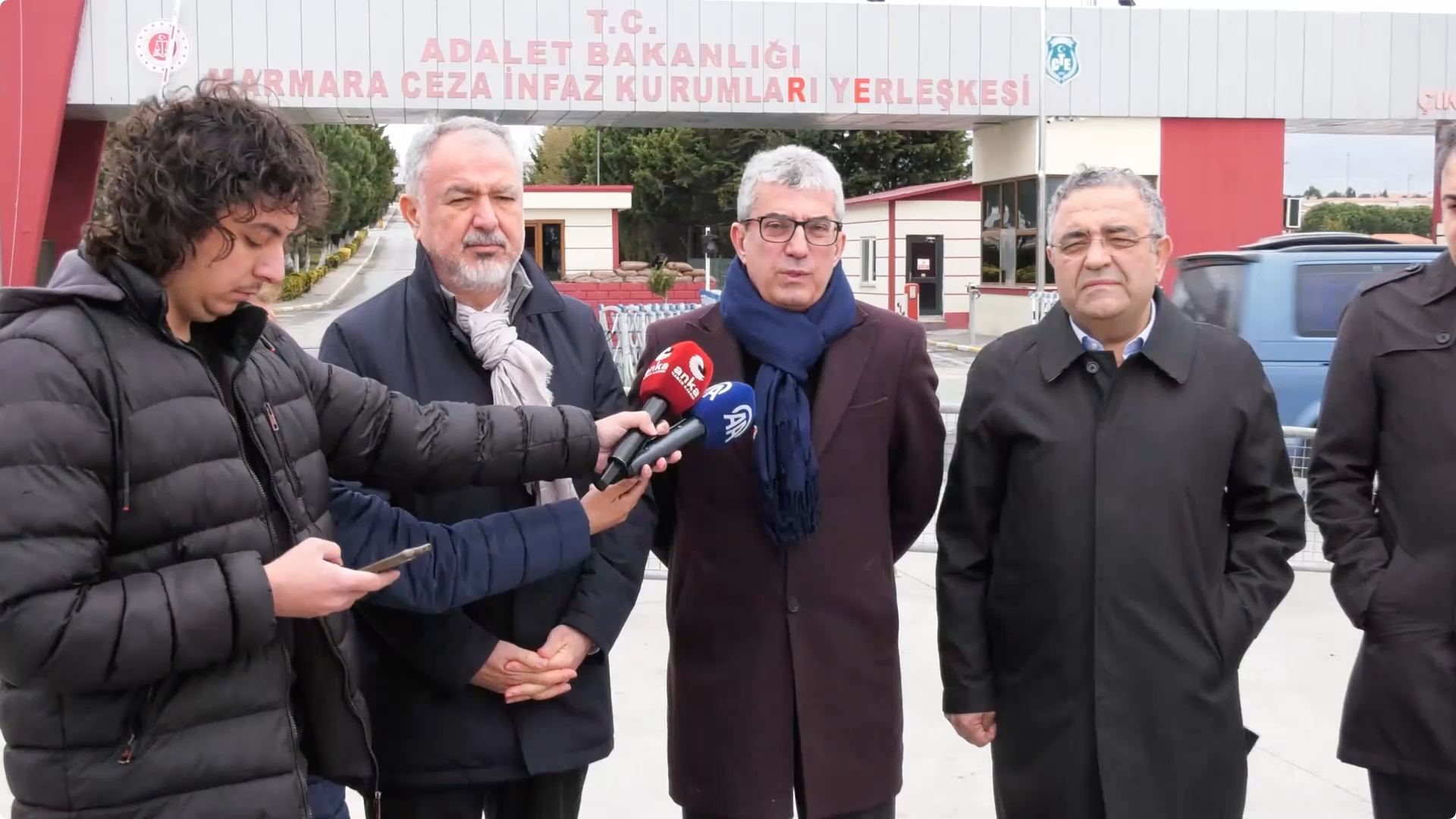 CHP Grup Başkanvekili Gökhan Günaydın başkanlığındaki CHP heyeti; Silivri Cezaevi'nde bulunan eski Sarıyer Belediye Başkanı Şükrü Genç'i ziyaret ettikten sonra bir basın açıklaması gerçekleştirdi.