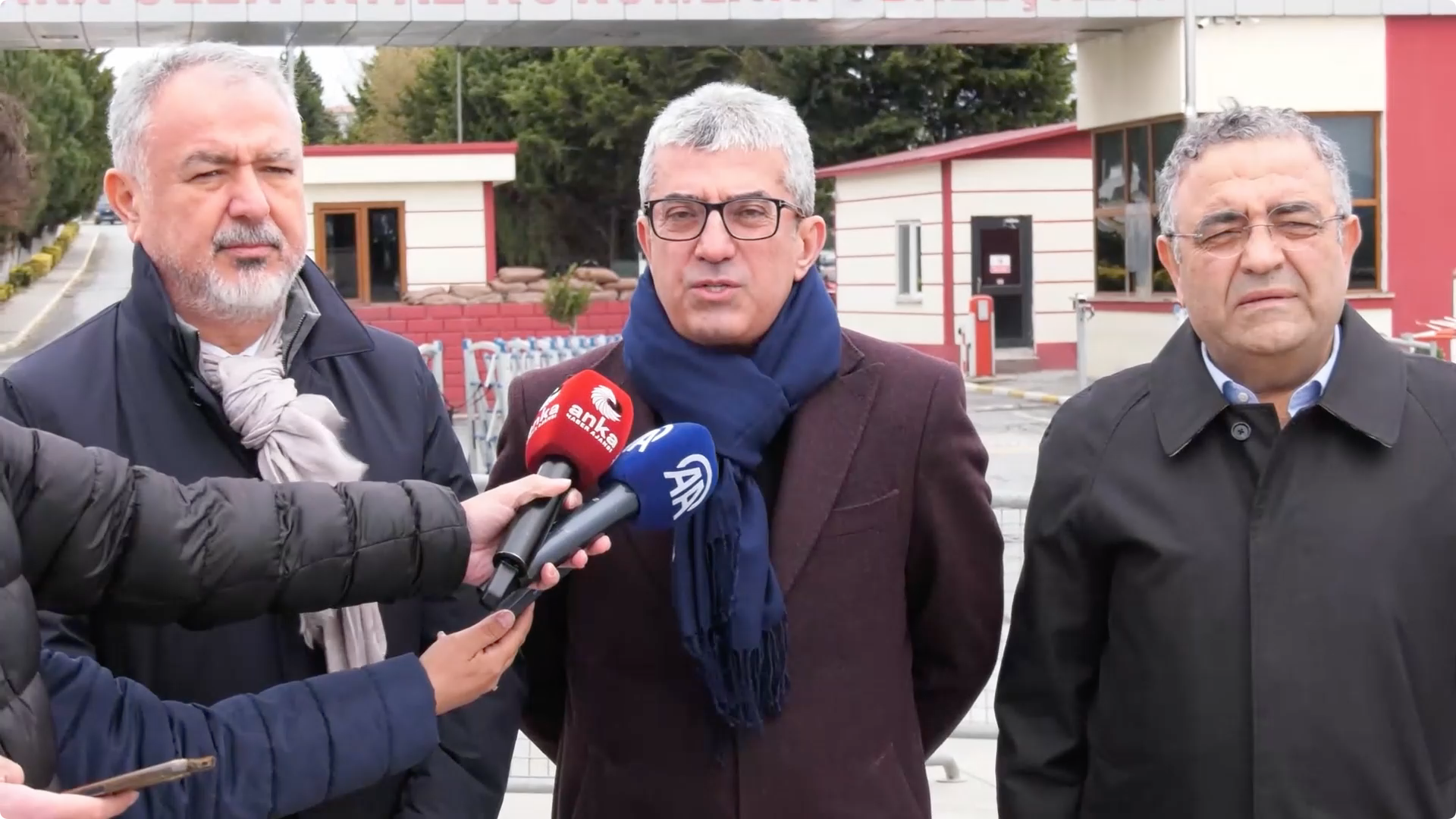CHP Grup Başkanvekili Gökhan Günaydın başkanlığındaki CHP heyeti; Silivri Cezaevi'nde bulunan eski Sarıyer Belediye Başkanı Şükrü Genç'i ziyaret ettikten sonra bir basın açıklaması gerçekleştirdi.