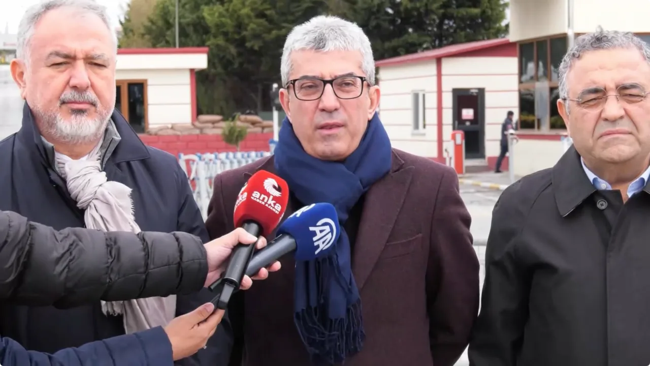 CHP Grup Başkanvekili Gökhan Günaydın başkanlığındaki CHP heyeti; Silivri Cezaevi'nde bulunan eski Sarıyer Belediye Başkanı Şükrü Genç'i ziyaret ettikten sonra bir basın açıklaması gerçekleştirdi.