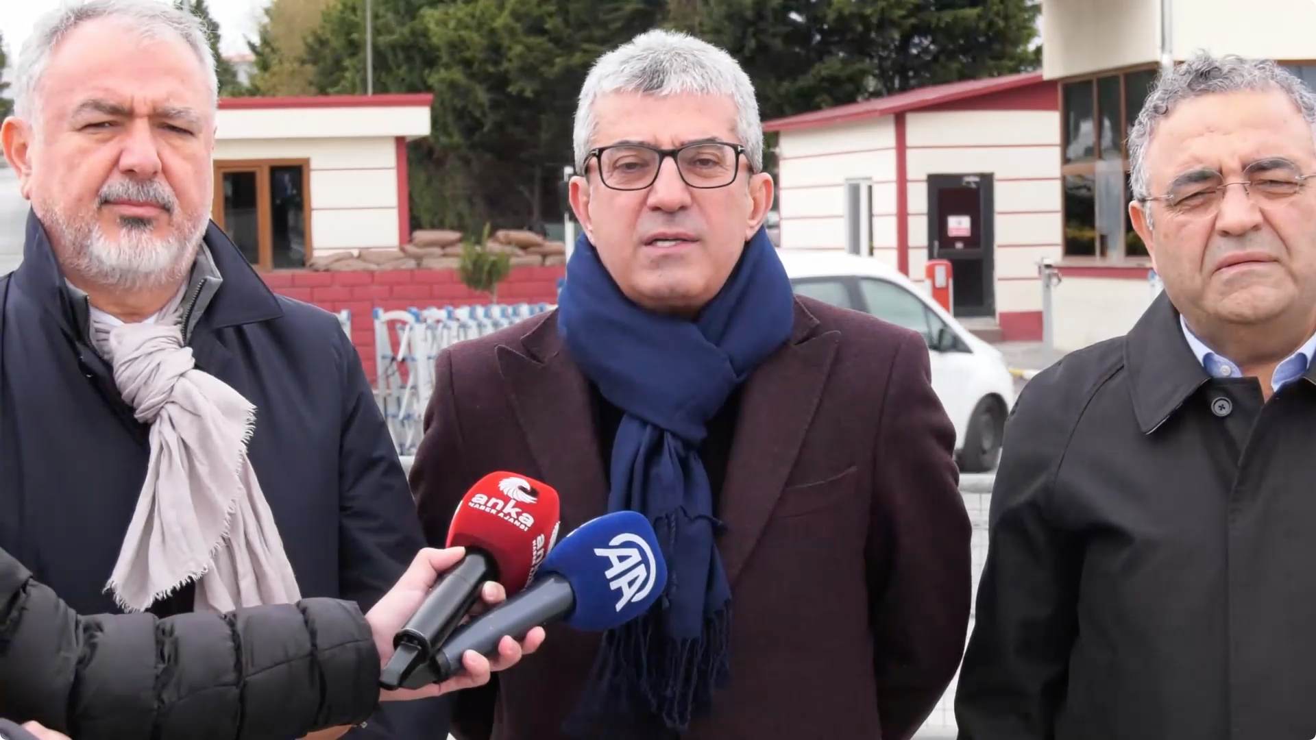 CHP Grup Başkanvekili Gökhan Günaydın başkanlığındaki CHP heyeti; Silivri Cezaevi'nde bulunan eski Sarıyer Belediye Başkanı Şükrü Genç'i ziyaret ettikten sonra bir basın açıklaması gerçekleştirdi.