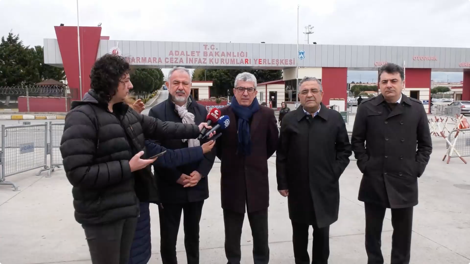 CHP Grup Başkanvekili Gökhan Günaydın başkanlığındaki CHP heyeti; Silivri Cezaevi'nde bulunan eski Sarıyer Belediye Başkanı Şükrü Genç'i ziyaret ettikten sonra bir basın açıklaması gerçekleştirdi.