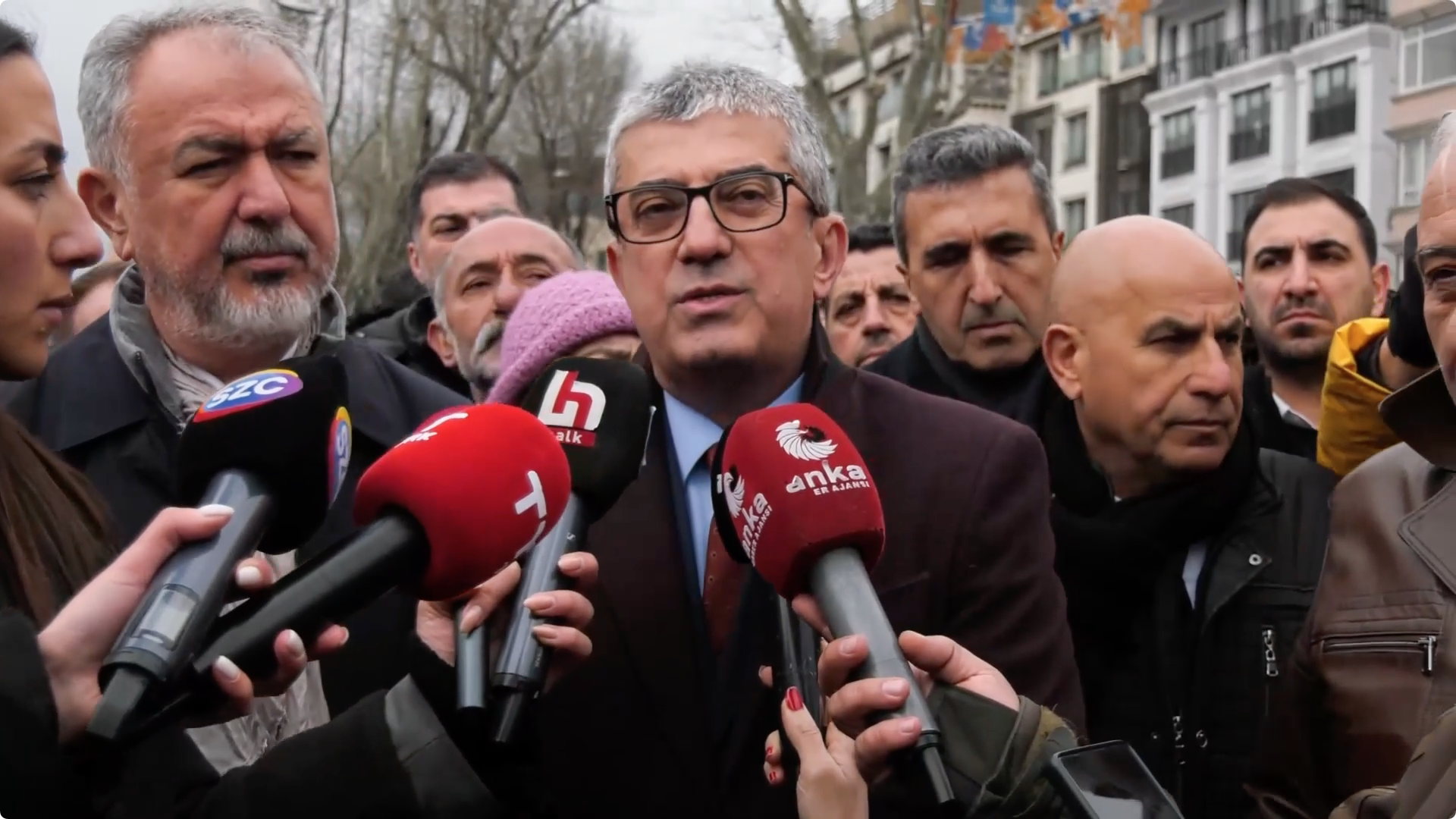 CHP Grup Başkanvekili Gökhan Günaydın, İBB Başkanı Ekrem İmamoğlu'nun gözaltına alınmasına ilişkin açıklama yaptı. Olabilecekleri öngördüklerini belirten Günaydın, İmamoğlu'nun çağrısını paylaştı.