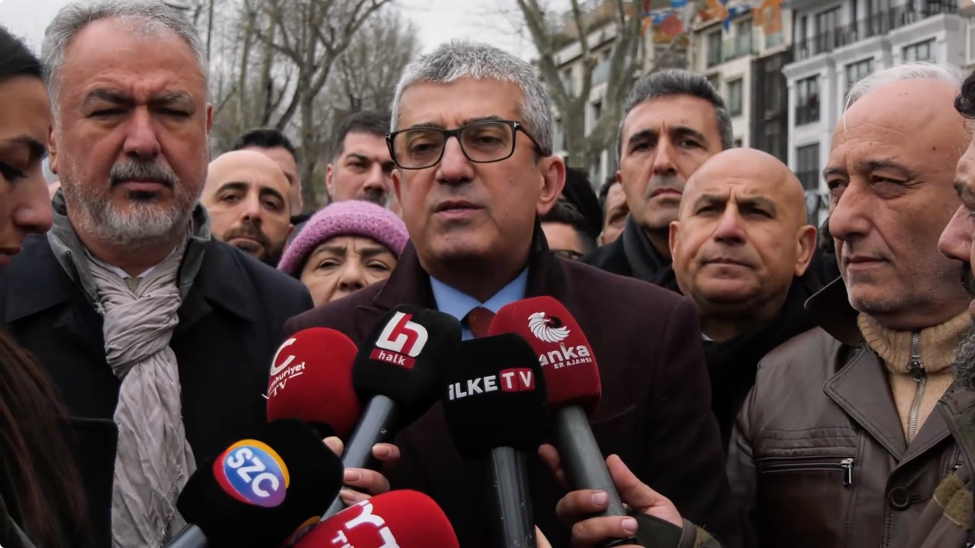 CHP Grup Başkanvekili Gökhan Günaydın, İBB Başkanı Ekrem İmamoğlu'nun gözaltına alınmasına ilişkin açıklama yaptı. Olabilecekleri öngördüklerini belirten Günaydın, İmamoğlu'nun çağrısını paylaştı.