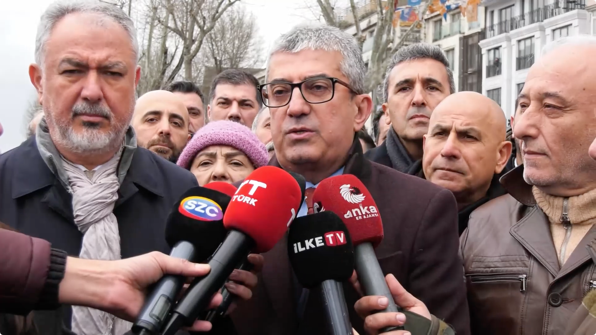 CHP Grup Başkanvekili Gökhan Günaydın, İBB Başkanı Ekrem İmamoğlu'nun gözaltına alınmasına ilişkin açıklama yaptı. Olabilecekleri öngördüklerini belirten Günaydın, İmamoğlu'nun çağrısını paylaştı.