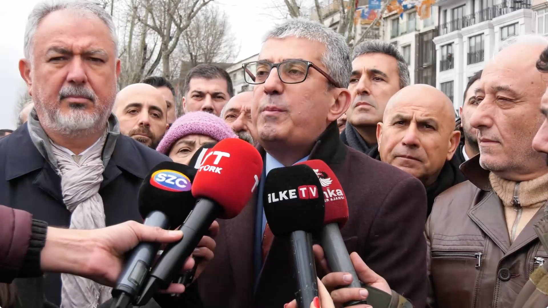 CHP Grup Başkanvekili Gökhan Günaydın, İBB Başkanı Ekrem İmamoğlu'nun gözaltına alınmasına ilişkin açıklama yaptı. Olabilecekleri öngördüklerini belirten Günaydın, İmamoğlu'nun çağrısını paylaştı.