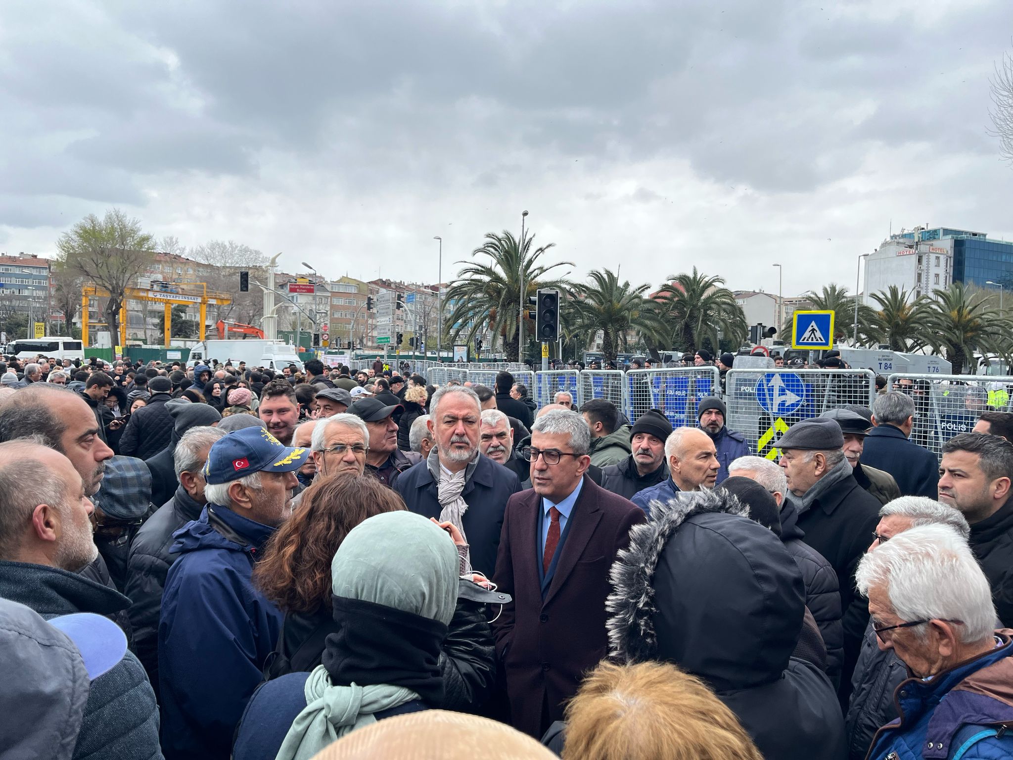 CHP Grup Başkanvekili Gökhan Günaydın, İBB Başkanı Ekrem İmamoğlu'nun gözaltına alınmasına ilişkin açıklama yaptı. Olabilecekleri öngördüklerini belirten Günaydın, İmamoğlu'nun çağrısını paylaştı.
