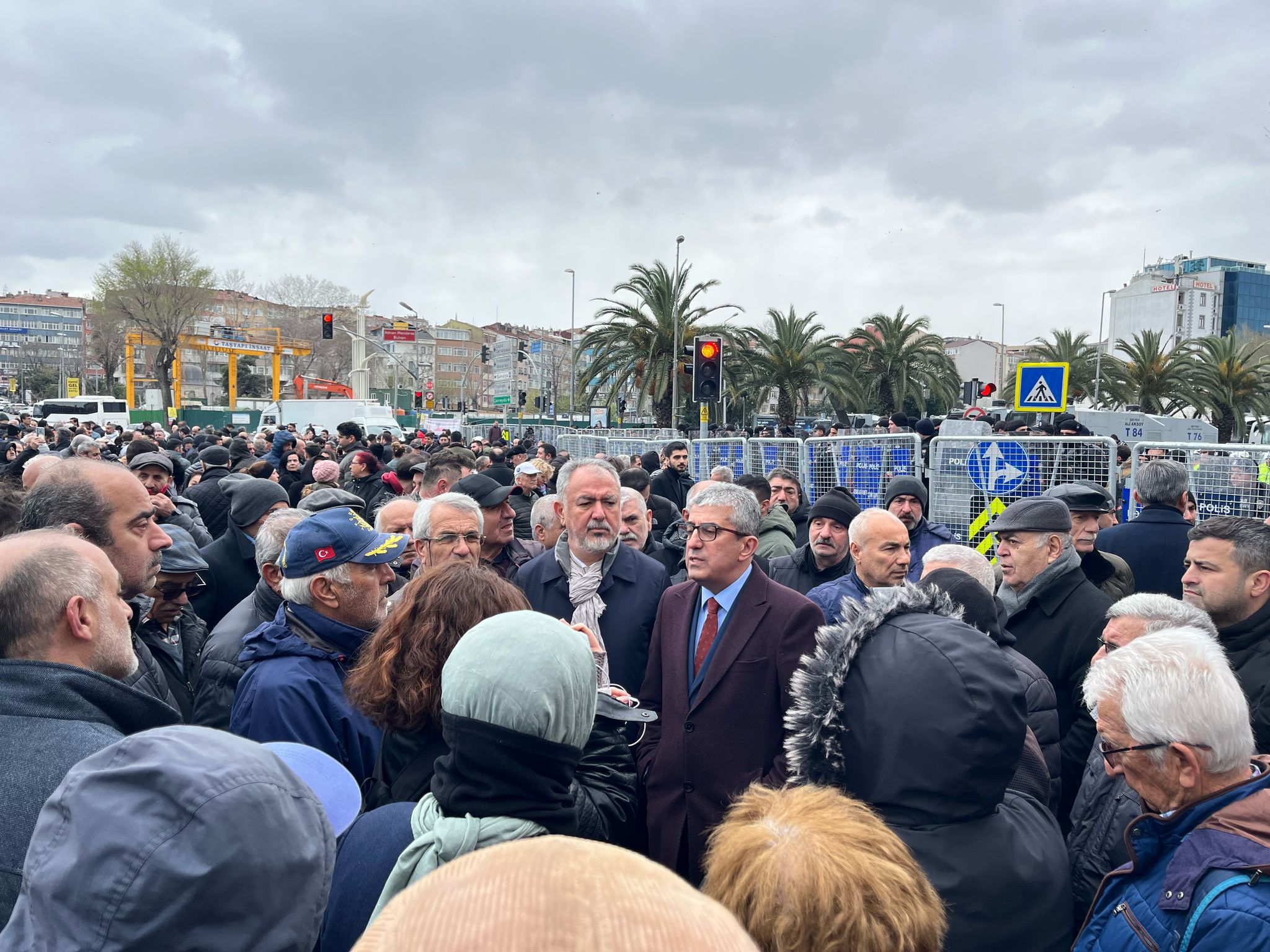 CHP Grup Başkanvekili Gökhan Günaydın, İBB Başkanı Ekrem İmamoğlu'nun gözaltına alınmasına ilişkin açıklama yaptı. Olabilecekleri öngördüklerini belirten Günaydın, İmamoğlu'nun çağrısını paylaştı.