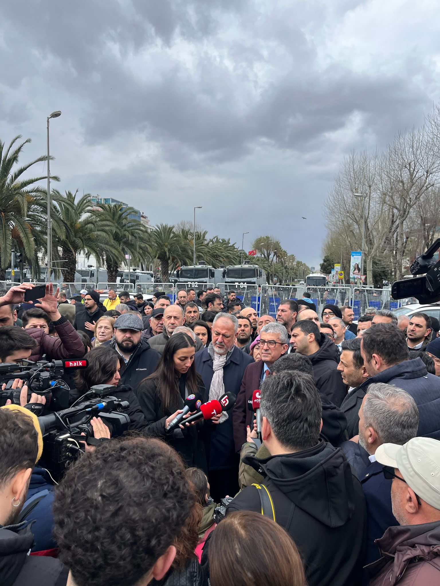CHP Grup Başkanvekili Gökhan Günaydın, İBB Başkanı Ekrem İmamoğlu'nun gözaltına alınmasına ilişkin açıklama yaptı. Olabilecekleri öngördüklerini belirten Günaydın, İmamoğlu'nun çağrısını paylaştı.