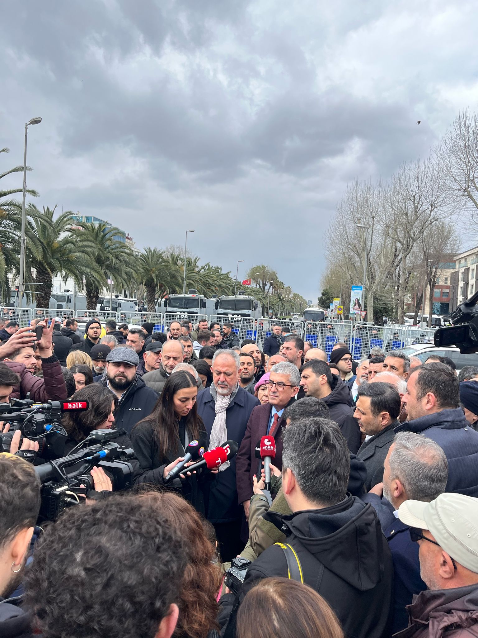 CHP Grup Başkanvekili Gökhan Günaydın, İBB Başkanı Ekrem İmamoğlu'nun gözaltına alınmasına ilişkin açıklama yaptı. Olabilecekleri öngördüklerini belirten Günaydın, İmamoğlu'nun çağrısını paylaştı.