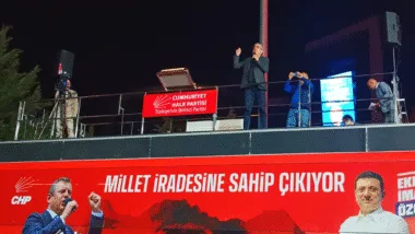 Özgür Özel'e yapılan saldırı sonrası yurttaşlar CHP Genel Merkezi'nde...