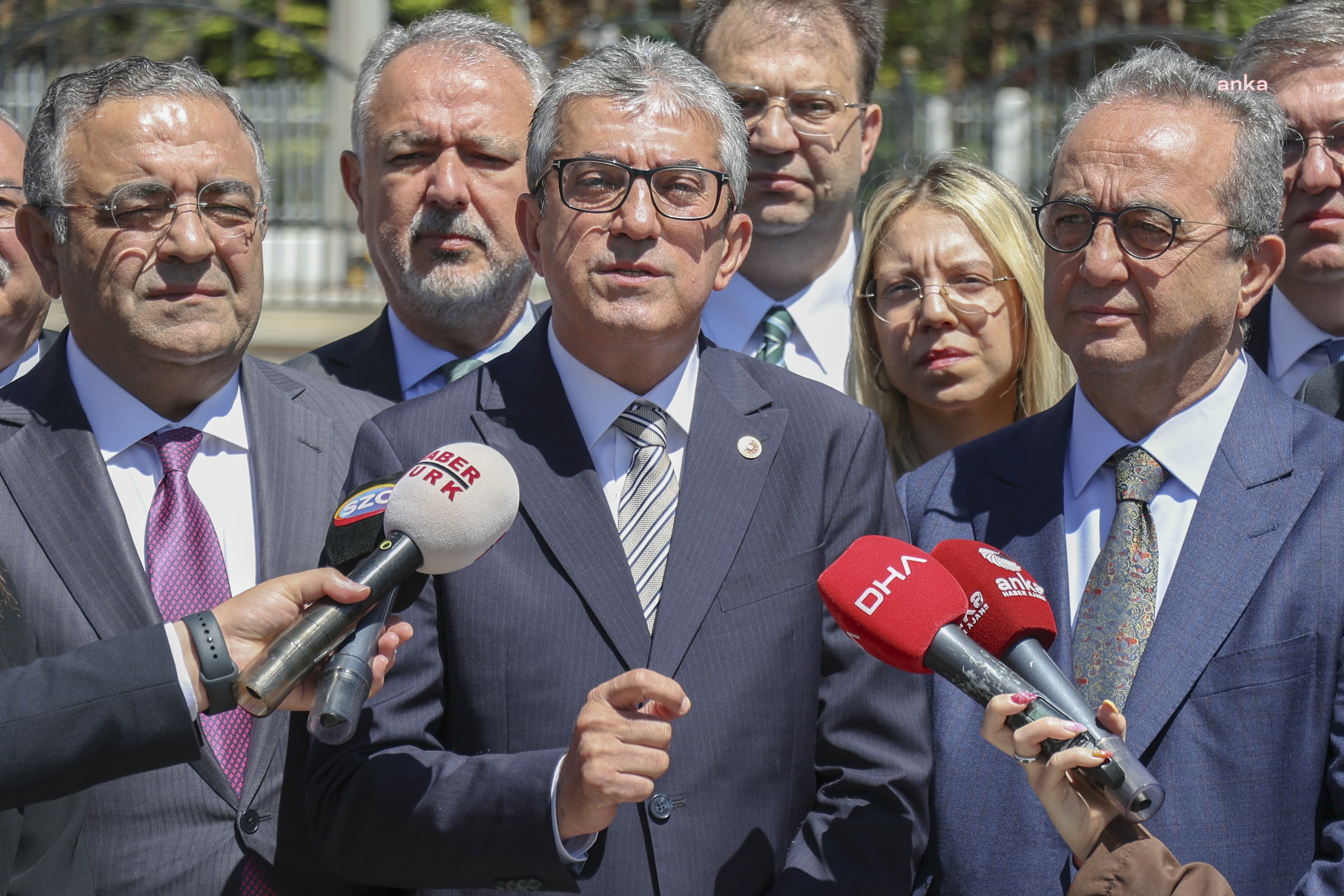 Artık Cübbelerde Cep Var, Düğme Var, Rozet Var