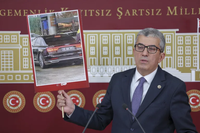 AKP yükselen CHP'nin etkin muhalefetinden korktuğu için AKP haka dansı yapıyor. Karşımıza kolluk kuvvetini ve araçsallaştırılmış yargıyı çıkartmayın. Azıcık mertliğiniz varsa siz çıkın karşımıza, siyaseti dizayn edelim. Beraber bir yarışa girelim.