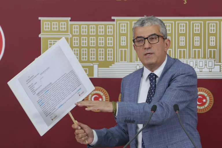 CHP Grup Başkanvekili Gökhan Günaydın; TBMM’de yaptığı basın toplantısında Ortadoğu’nun kanlı bir dönemden geçtiğine işaret ederek, “İsrail ve İran arasında devam eden ve an itibarıyla ateşkese doğru evirilen savaş, Amerika'nın da müdahalesiyle bir başka şekil aldı” diye konuştu.