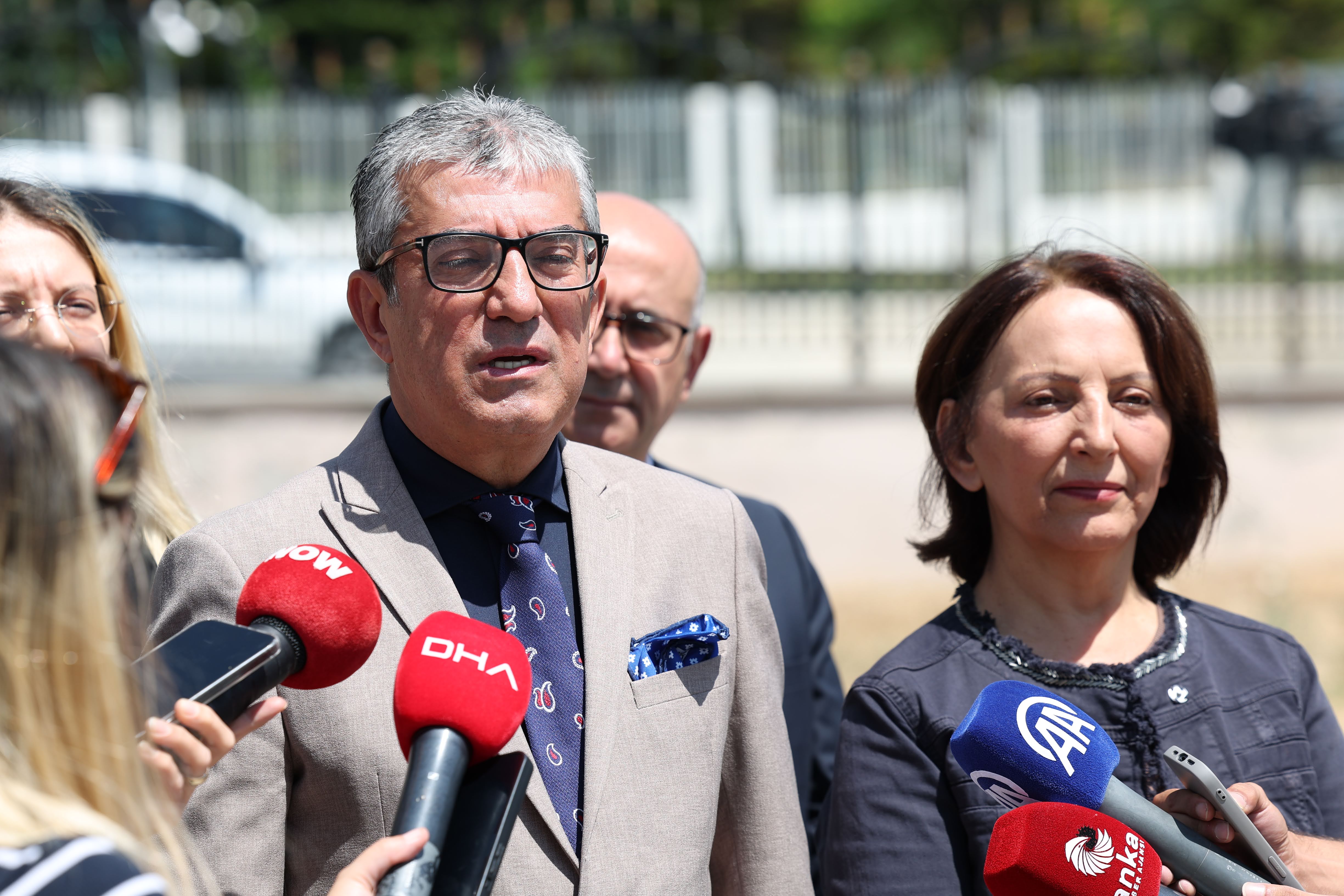 Kamu yararına aykırı olarak çıkarttıkları tüm yasal düzenlemeleri, Anayasa Mahkemesi'ne taşımaya devam ediyoruz.