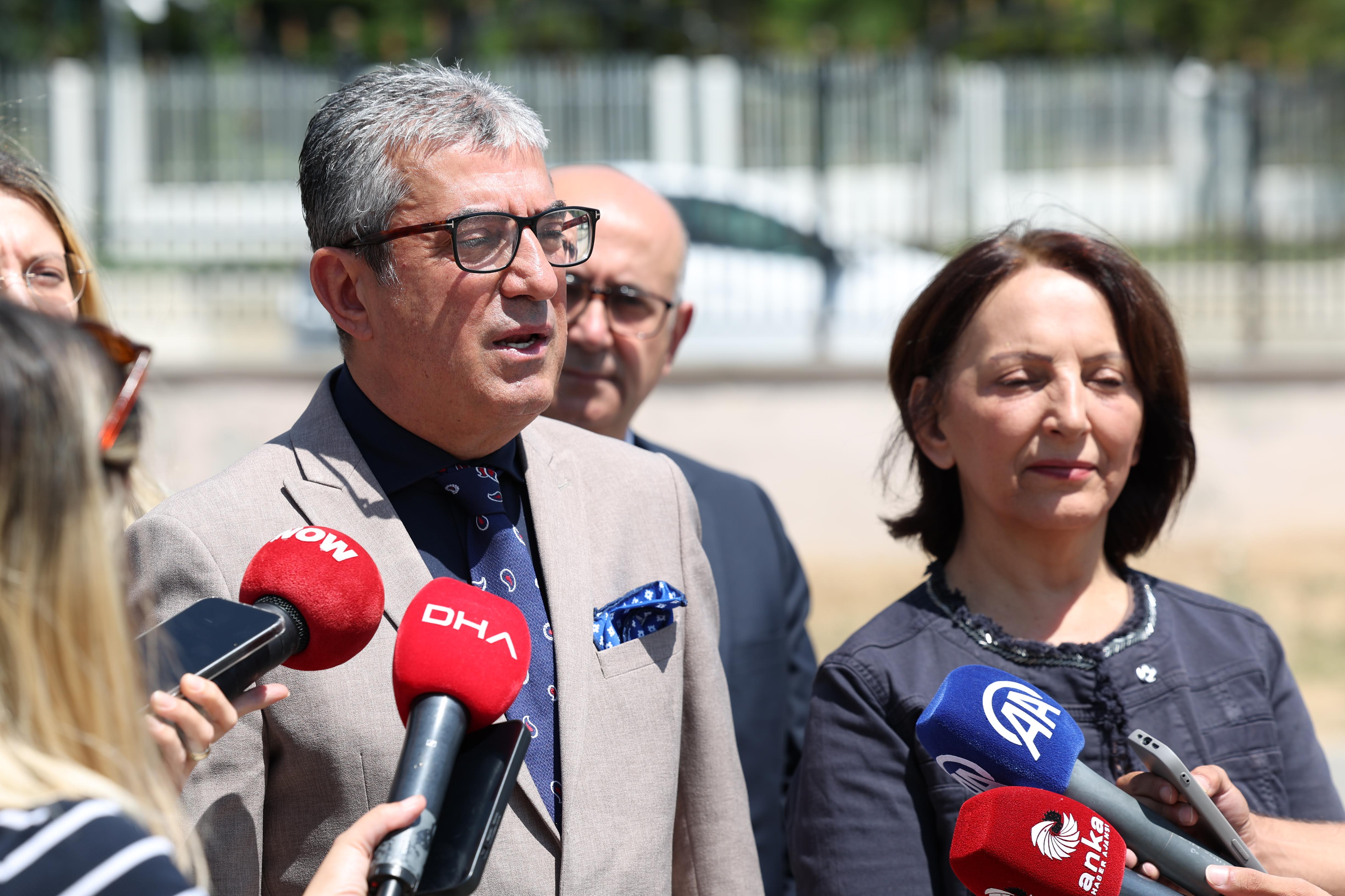 Kamu yararına aykırı olarak çıkarttıkları tüm yasal düzenlemeleri, Anayasa Mahkemesi'ne taşımaya devam ediyoruz.
