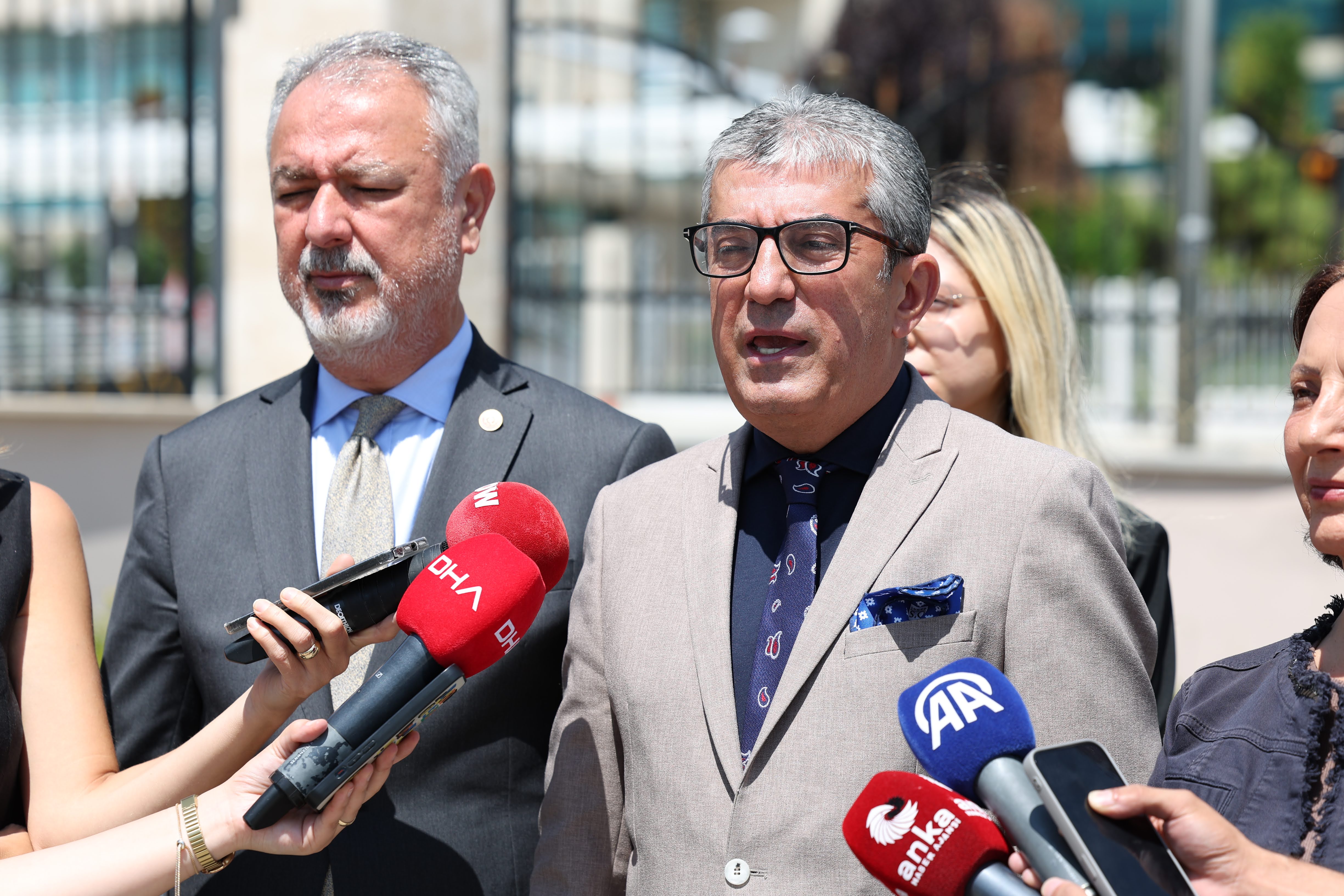 Kamu yararına aykırı olarak çıkarttıkları tüm yasal düzenlemeleri, Anayasa Mahkemesi'ne taşımaya devam ediyoruz.