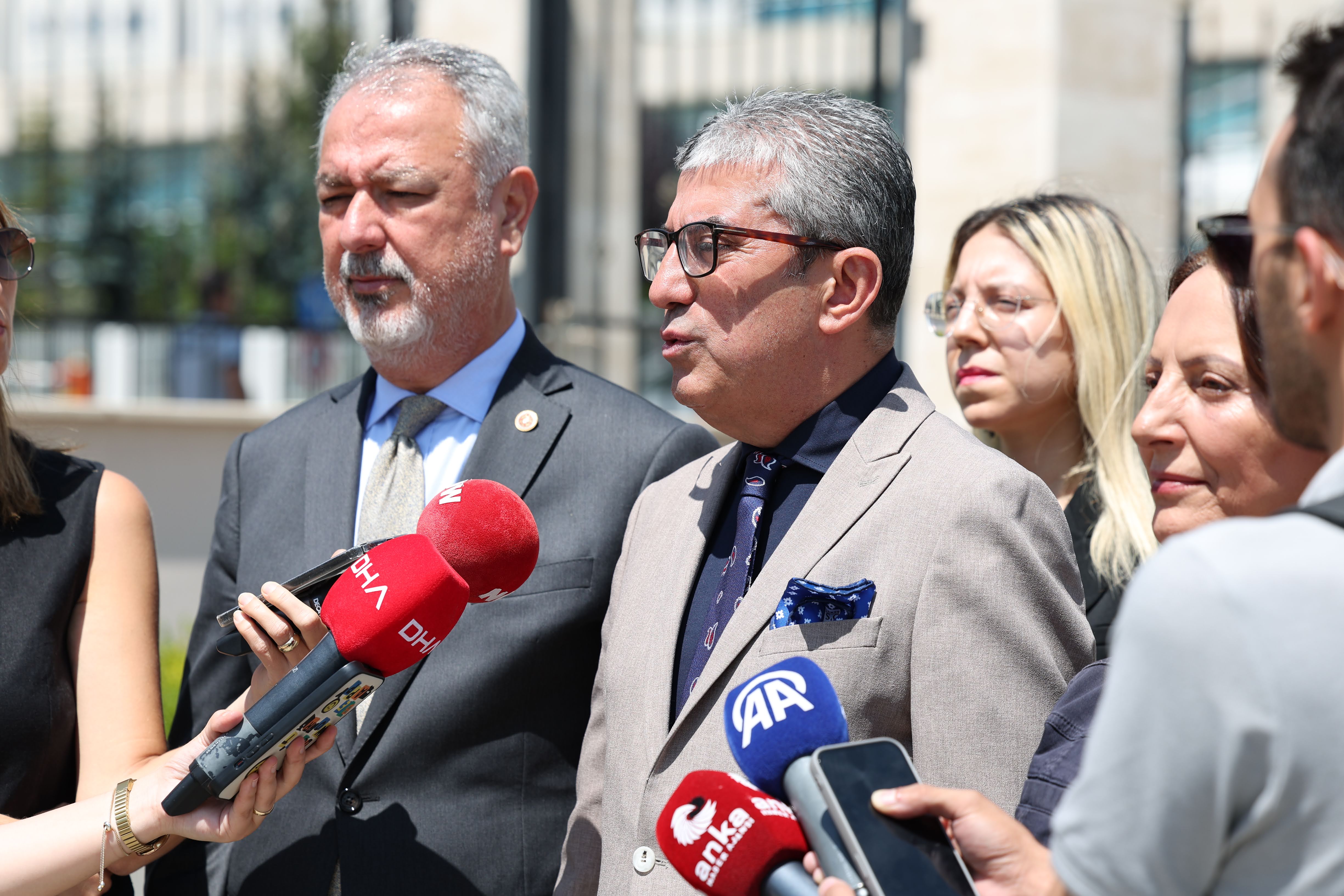 Kamu yararına aykırı olarak çıkarttıkları tüm yasal düzenlemeleri, Anayasa Mahkemesi'ne taşımaya devam ediyoruz.