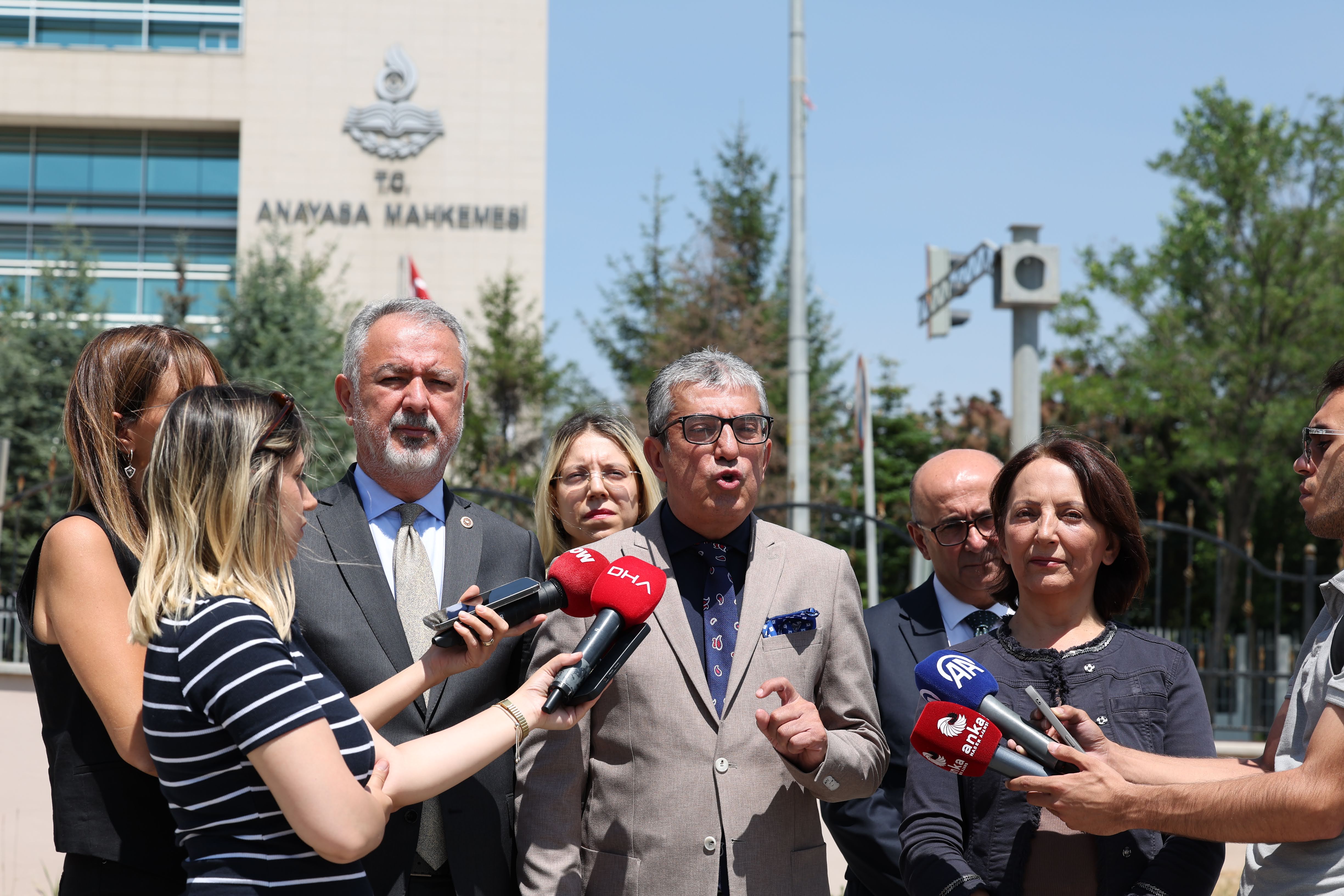 Kamu yararına aykırı olarak çıkarttıkları tüm yasal düzenlemeleri, Anayasa Mahkemesi'ne taşımaya devam ediyoruz.