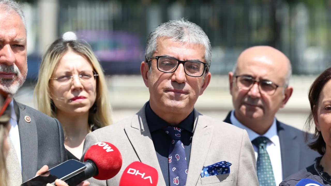 Kamu yararına aykırı olarak çıkarttıkları tüm yasal düzenlemeleri, Anayasa Mahkemesi'ne taşımaya devam ediyoruz.