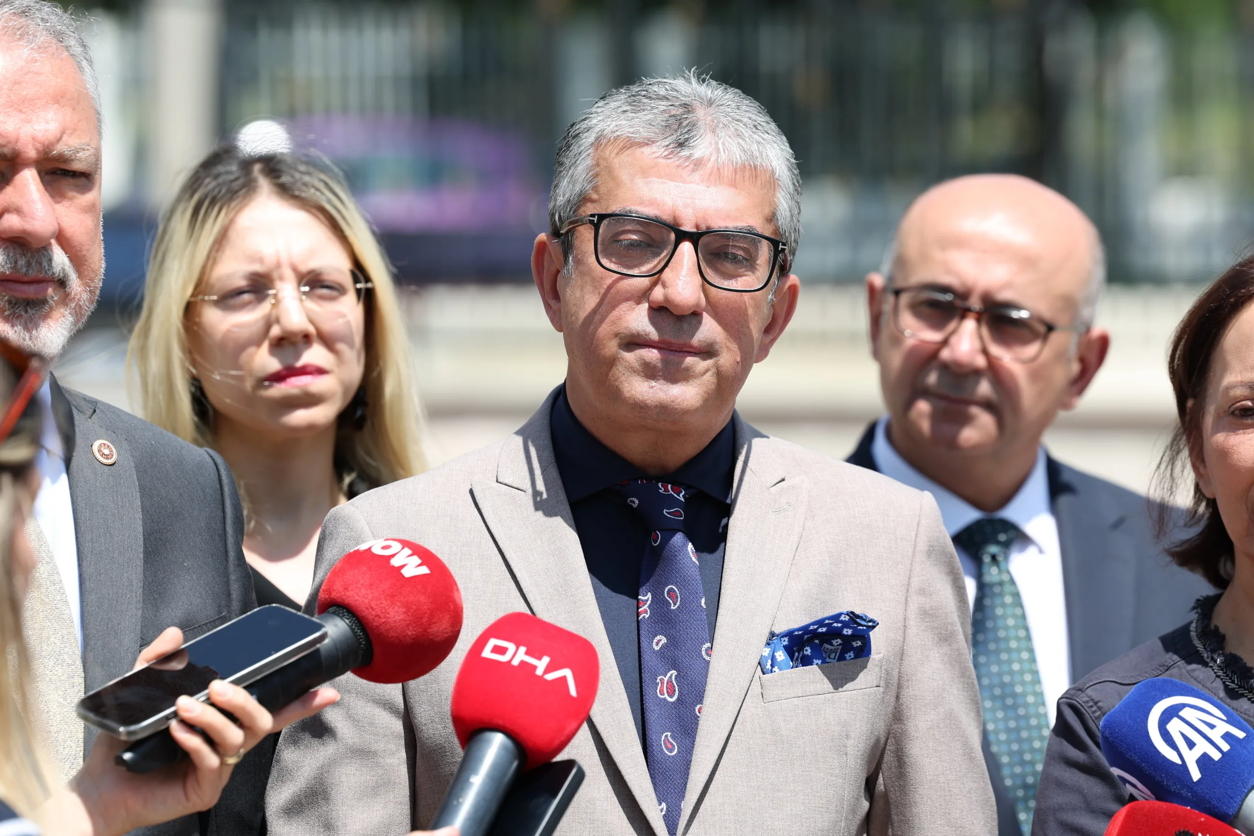 Kamu yararına aykırı olarak çıkarttıkları tüm yasal düzenlemeleri, Anayasa Mahkemesi'ne taşımaya devam ediyoruz.
