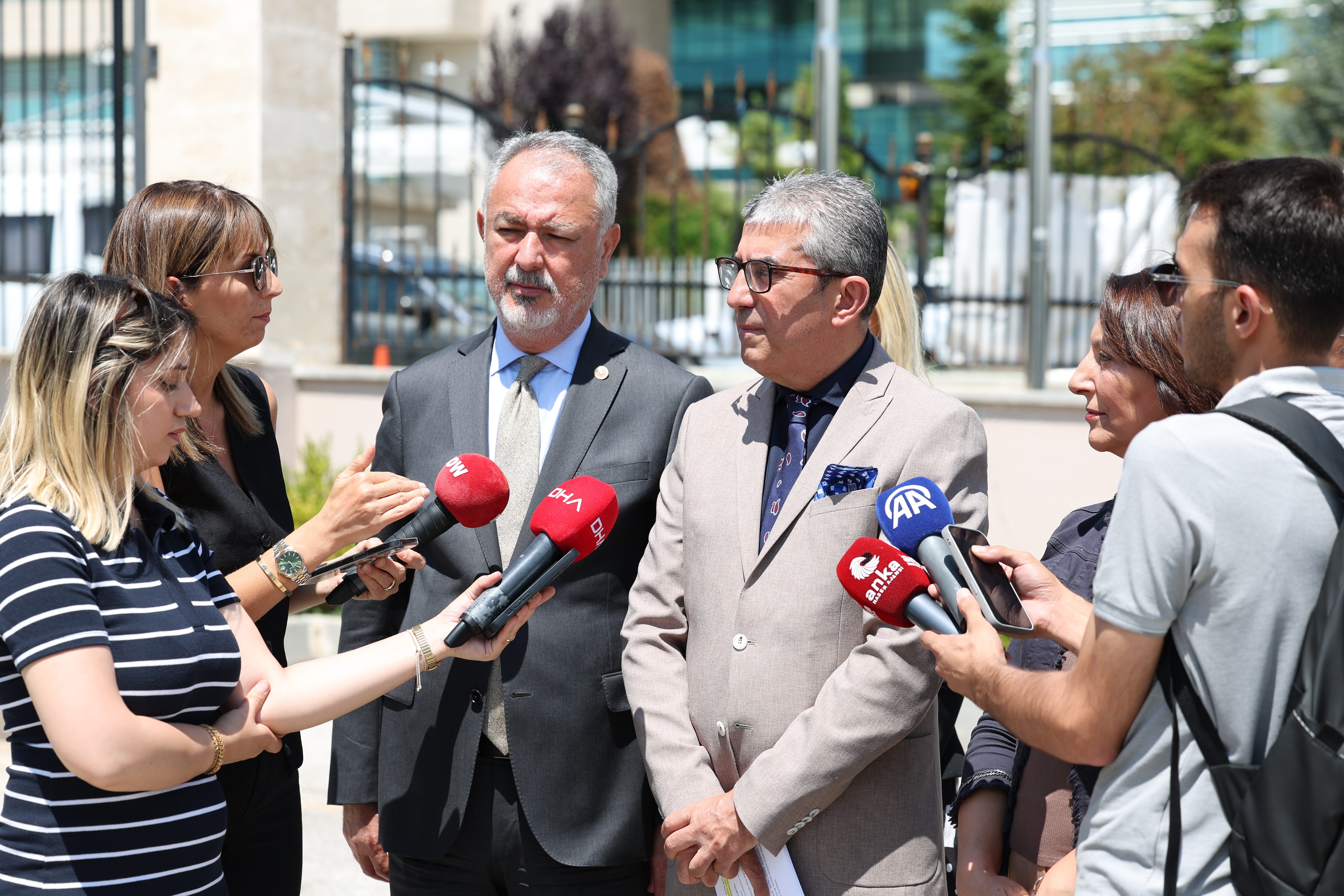 Kamu yararına aykırı olarak çıkarttıkları tüm yasal düzenlemeleri, Anayasa Mahkemesi'ne taşımaya devam ediyoruz.