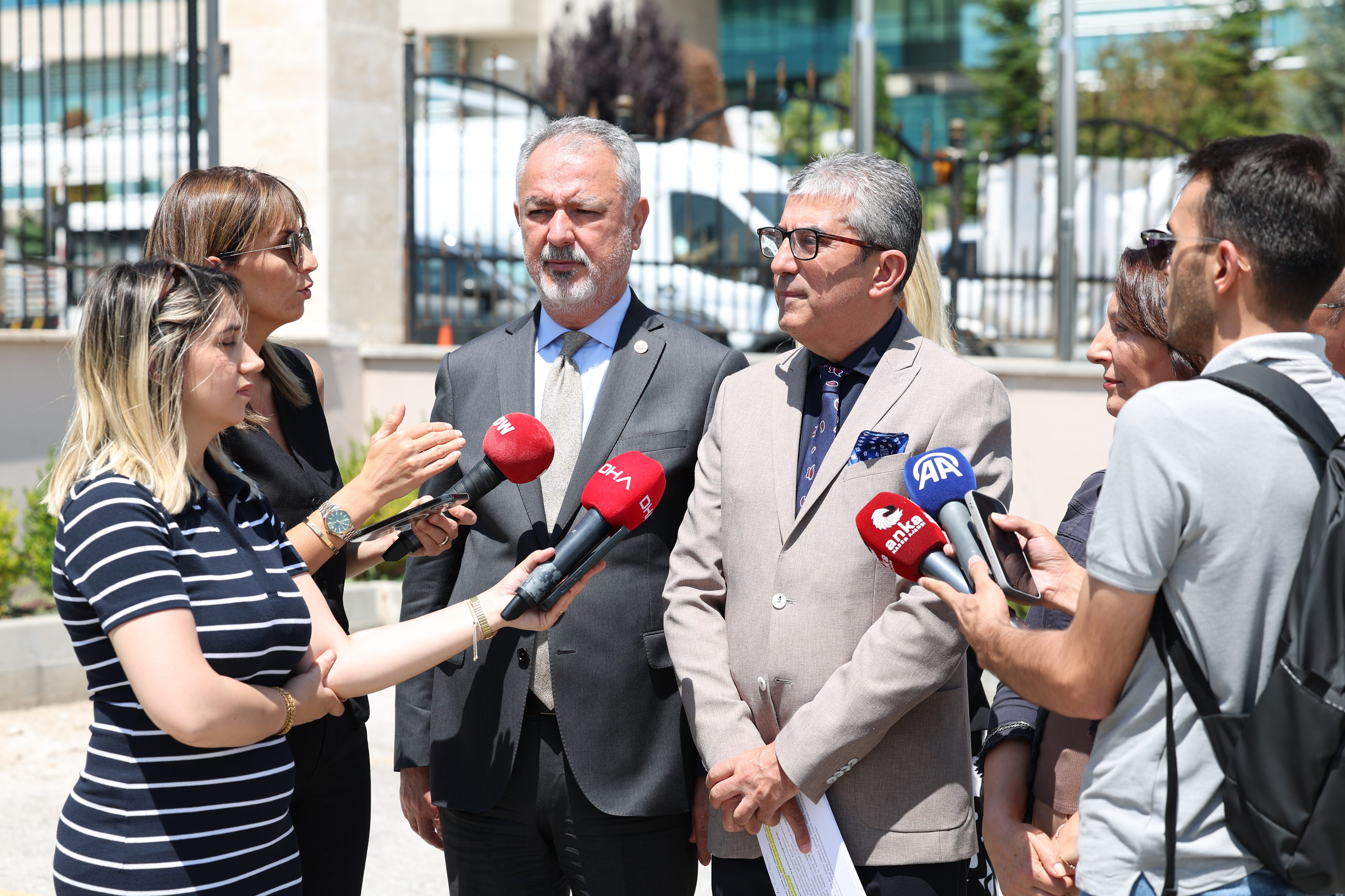 Kamu yararına aykırı olarak çıkarttıkları tüm yasal düzenlemeleri, Anayasa Mahkemesi'ne taşımaya devam ediyoruz.