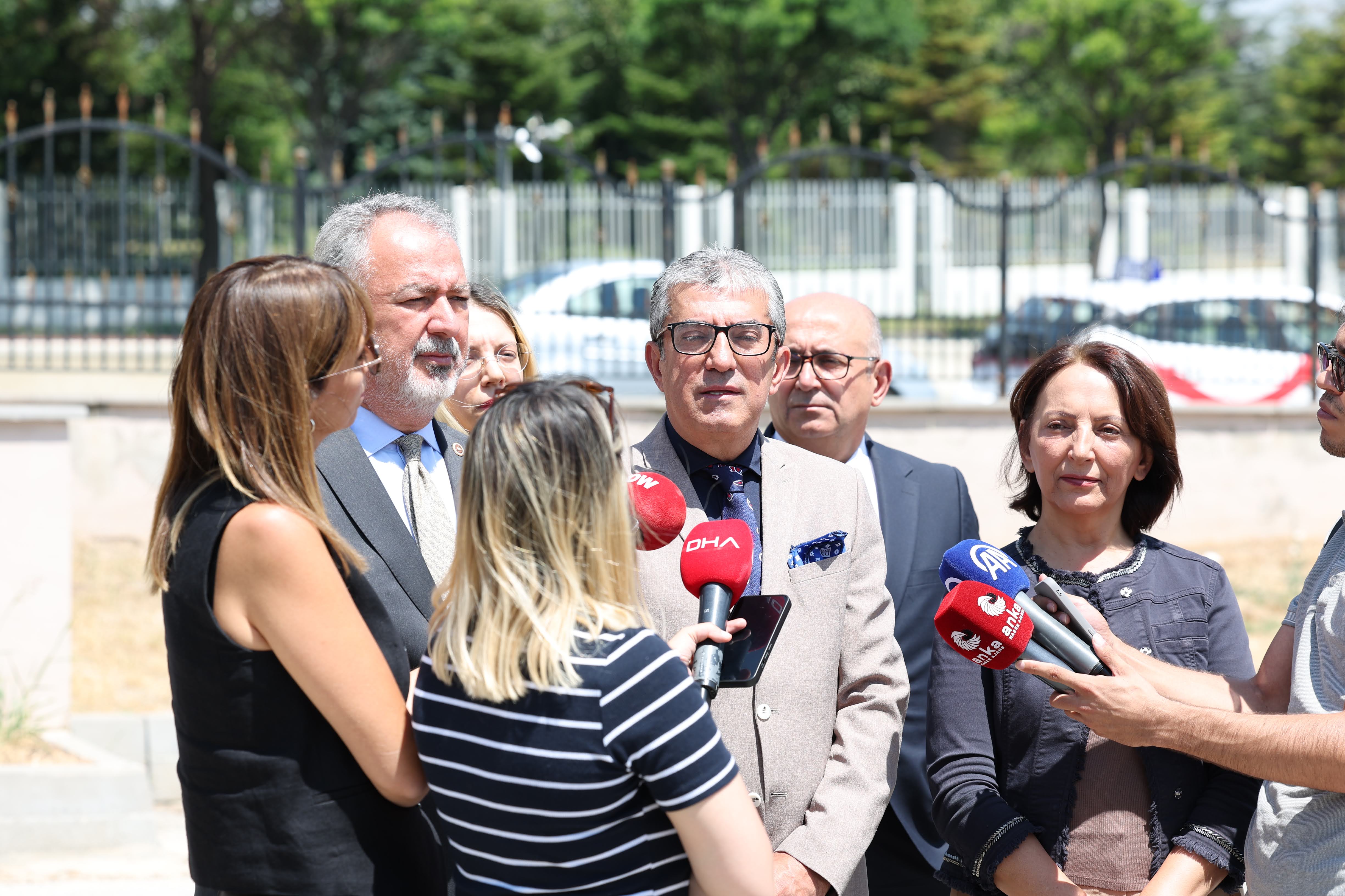 Kamu yararına aykırı olarak çıkarttıkları tüm yasal düzenlemeleri, Anayasa Mahkemesi'ne taşımaya devam ediyoruz.