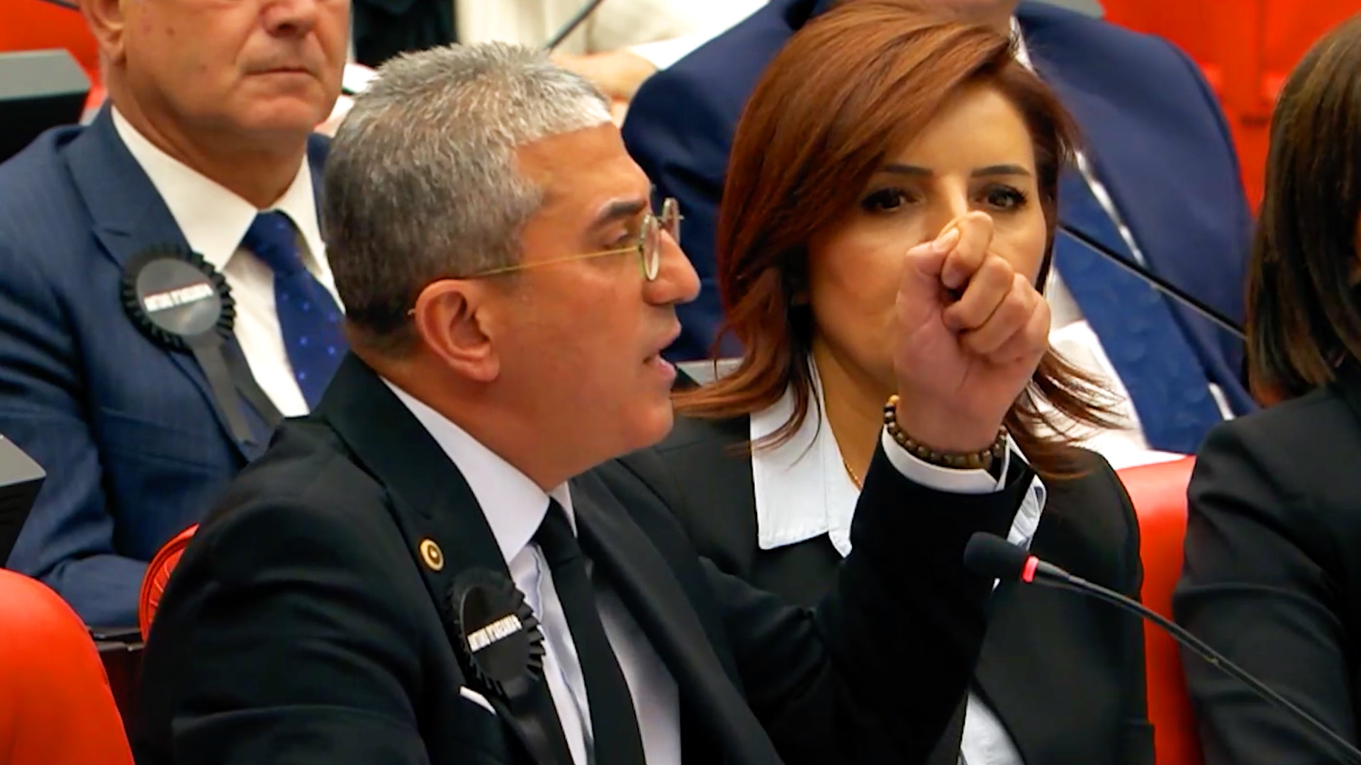 Dışarıya Omurgasız Siyaset, İçeriye Hamaset..